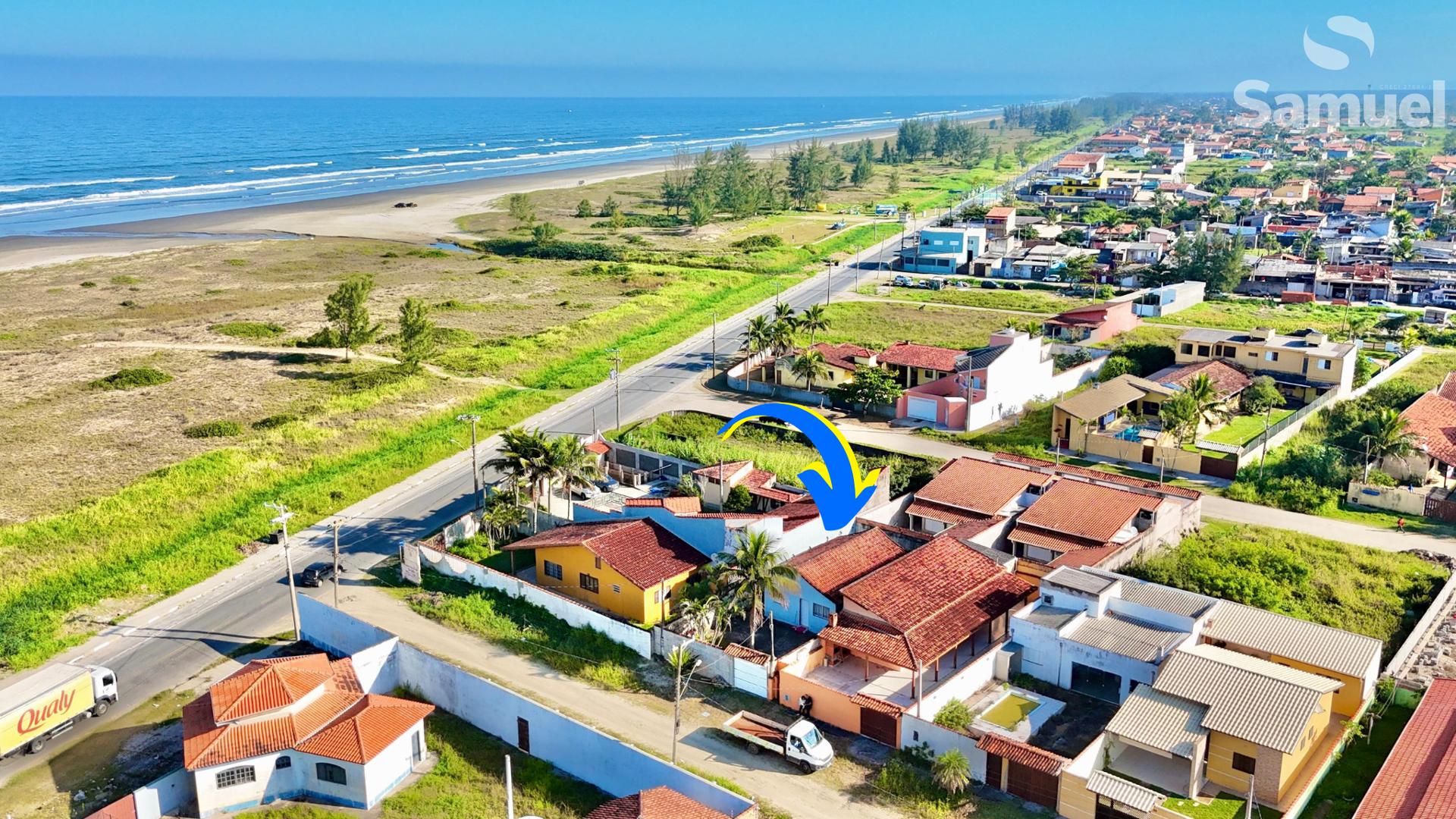Casa com ótimo preço e a 40 metros da praia, com escritura.