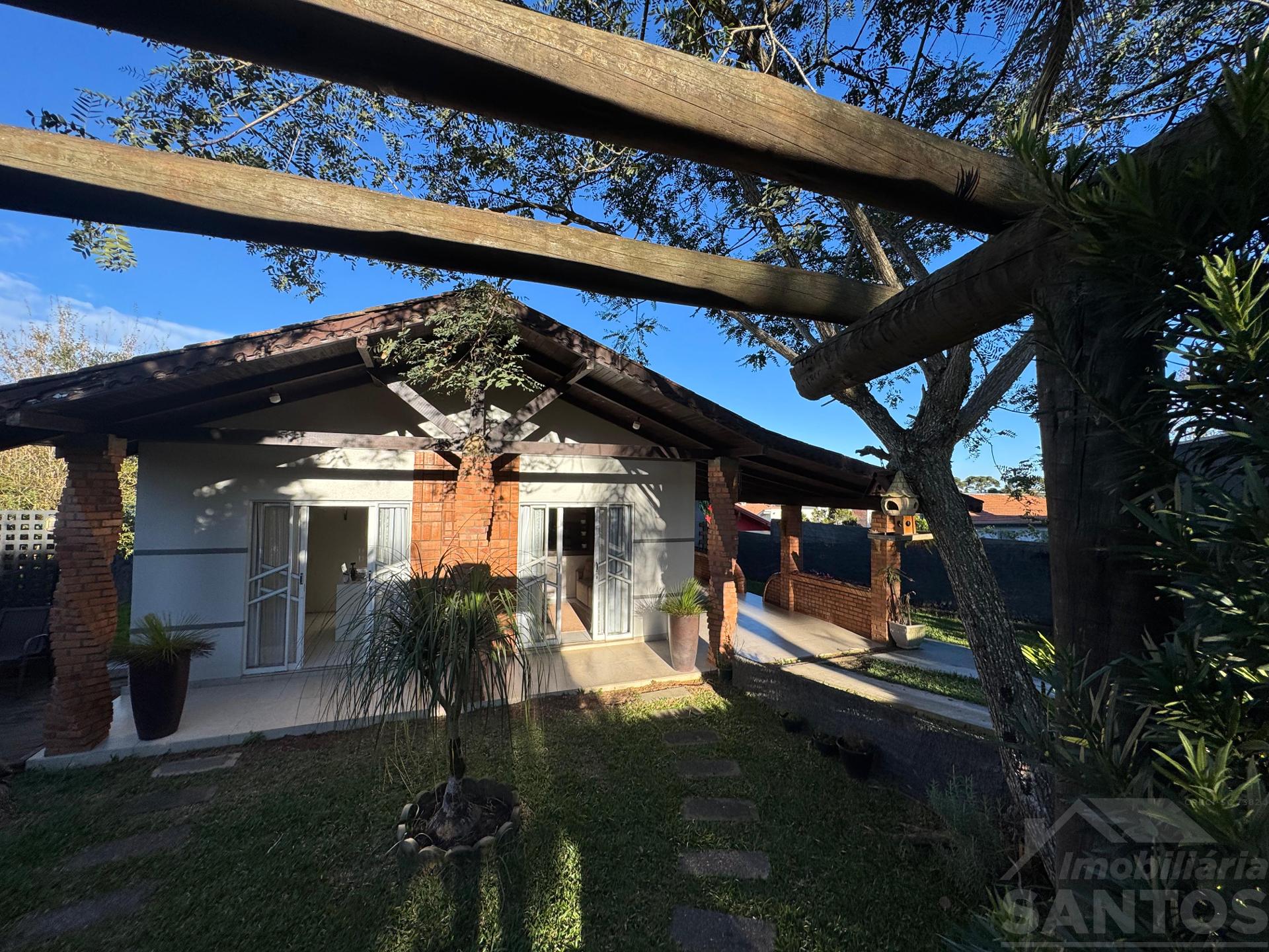 Casa à Venda com 670m2 de Terreno, 3 Quartos e Área de Festas