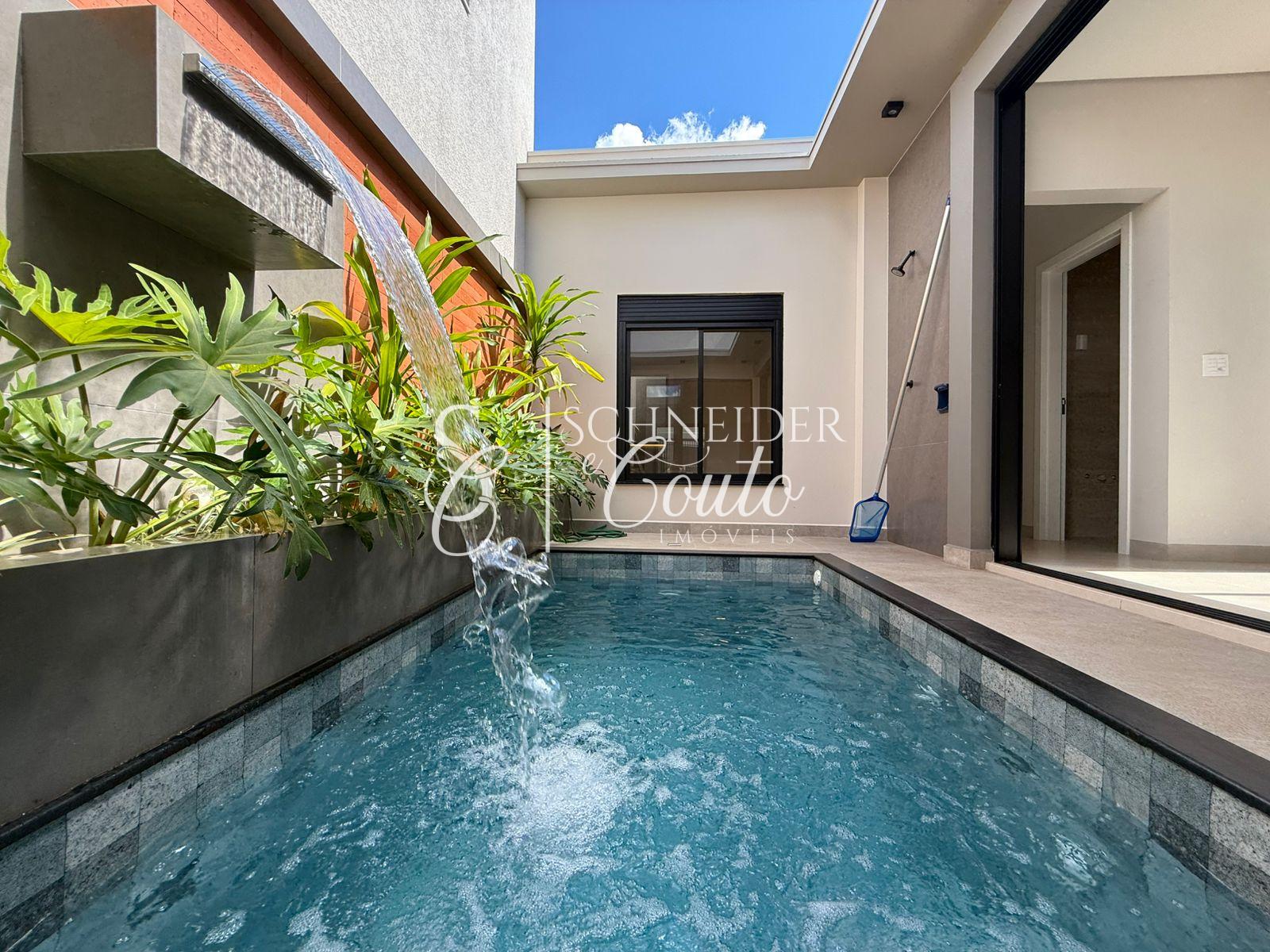 Casa com Piscina localizada no Jardim Tocantins.