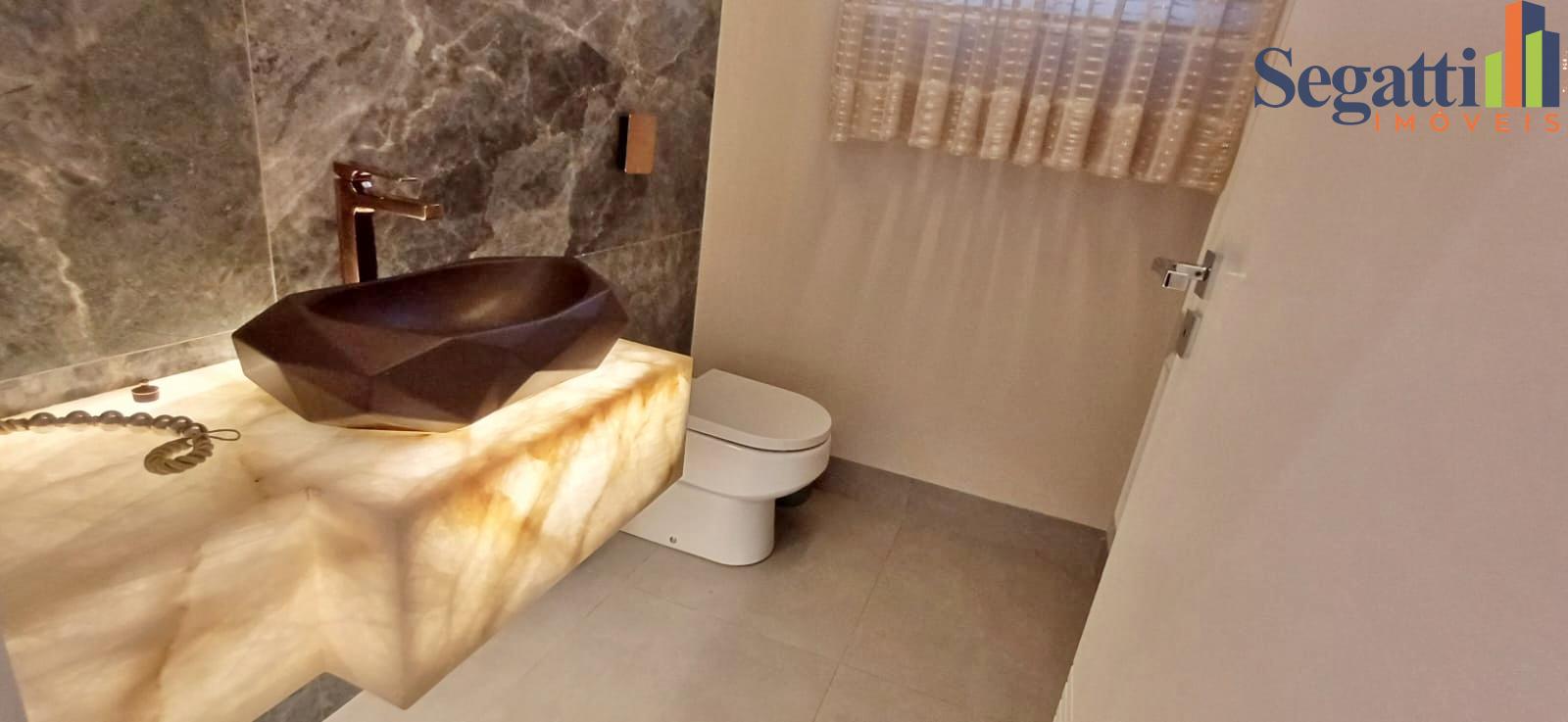 SOBRADO LUXUOSO SEMI-MOBILIADO NO CONDOMÍNIO FECHADO QUINTA DO...