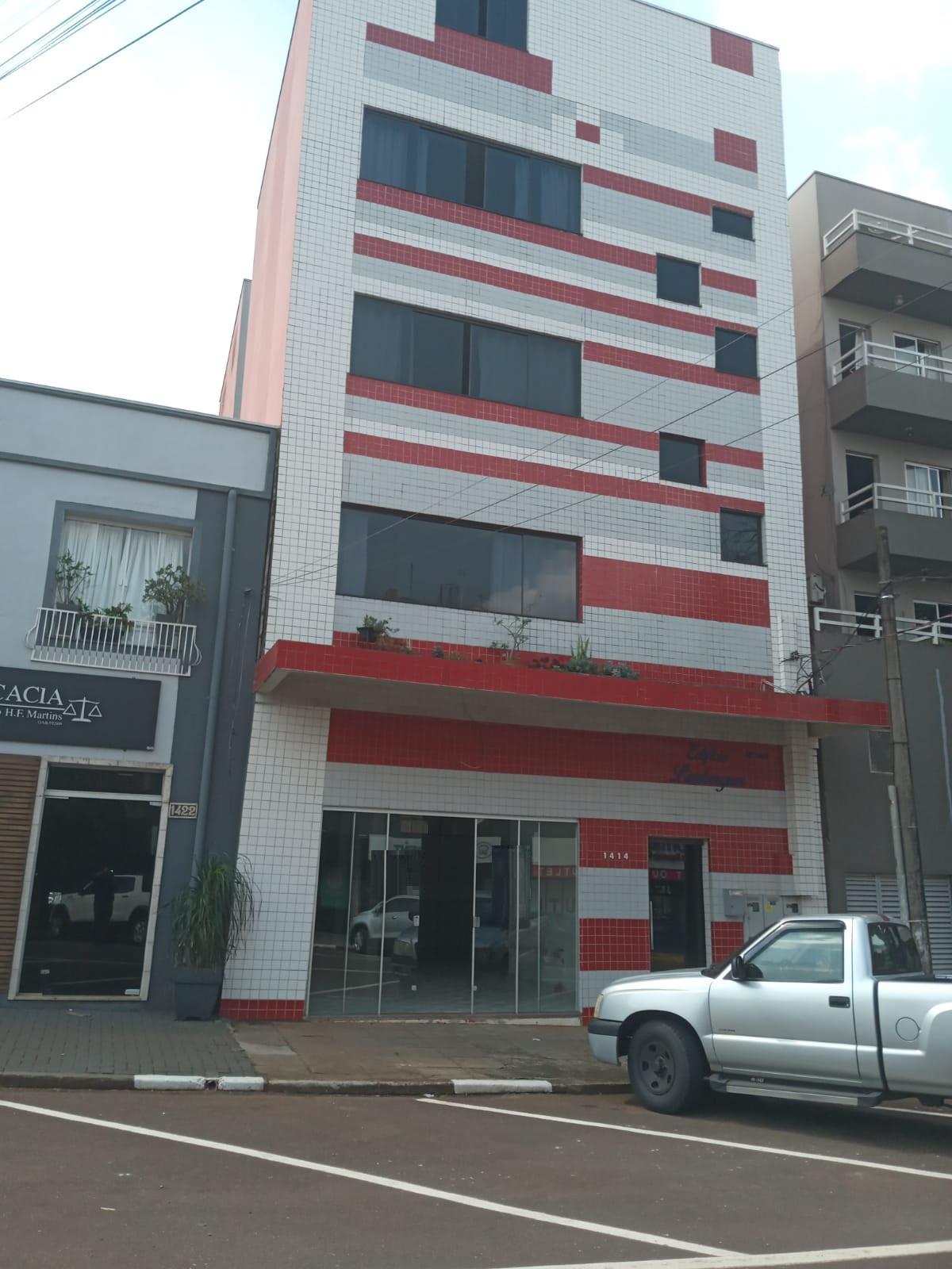 Sala Comercial de 216m  no Centro de Toledo Com Mezanino 2 ban...