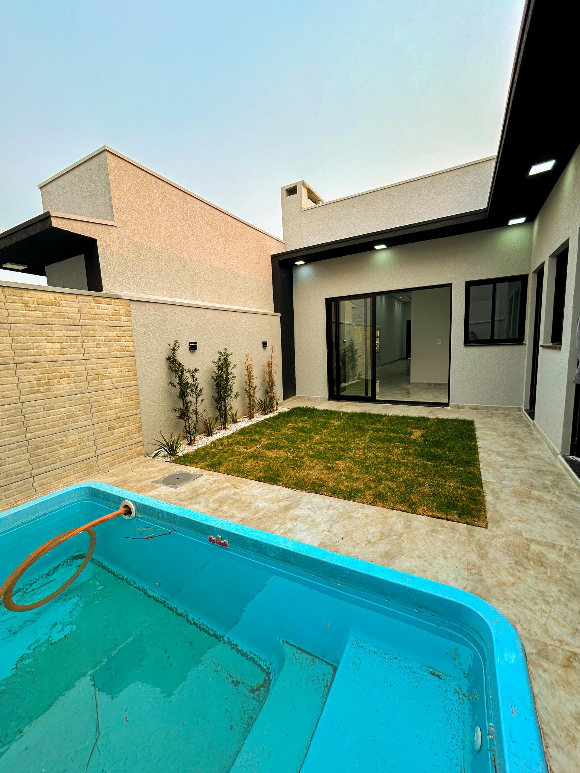 Linda Casa com Suíte 2 Quartos 2 Vagas Churrasqueira e Piscina...