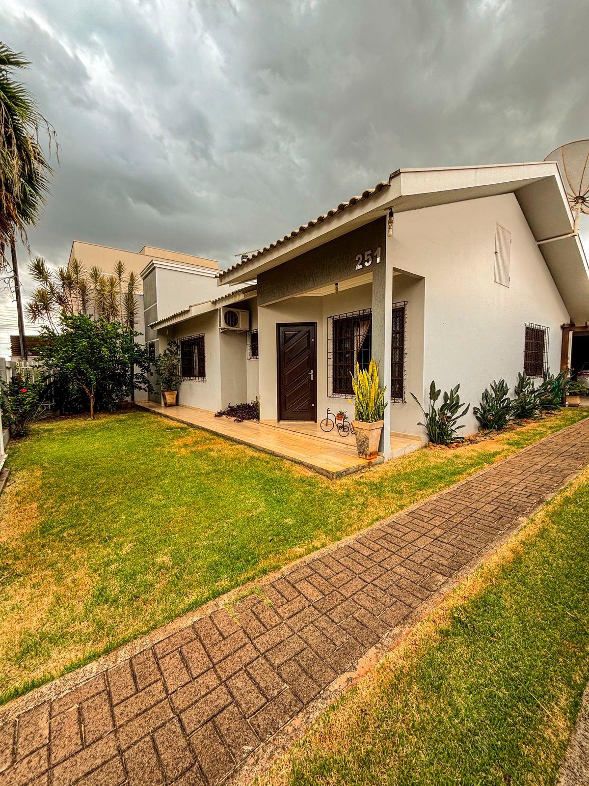 LINDA CASA À VENDA COM PISCINA NO JARDIM GISELA EM TOLEDO PR
