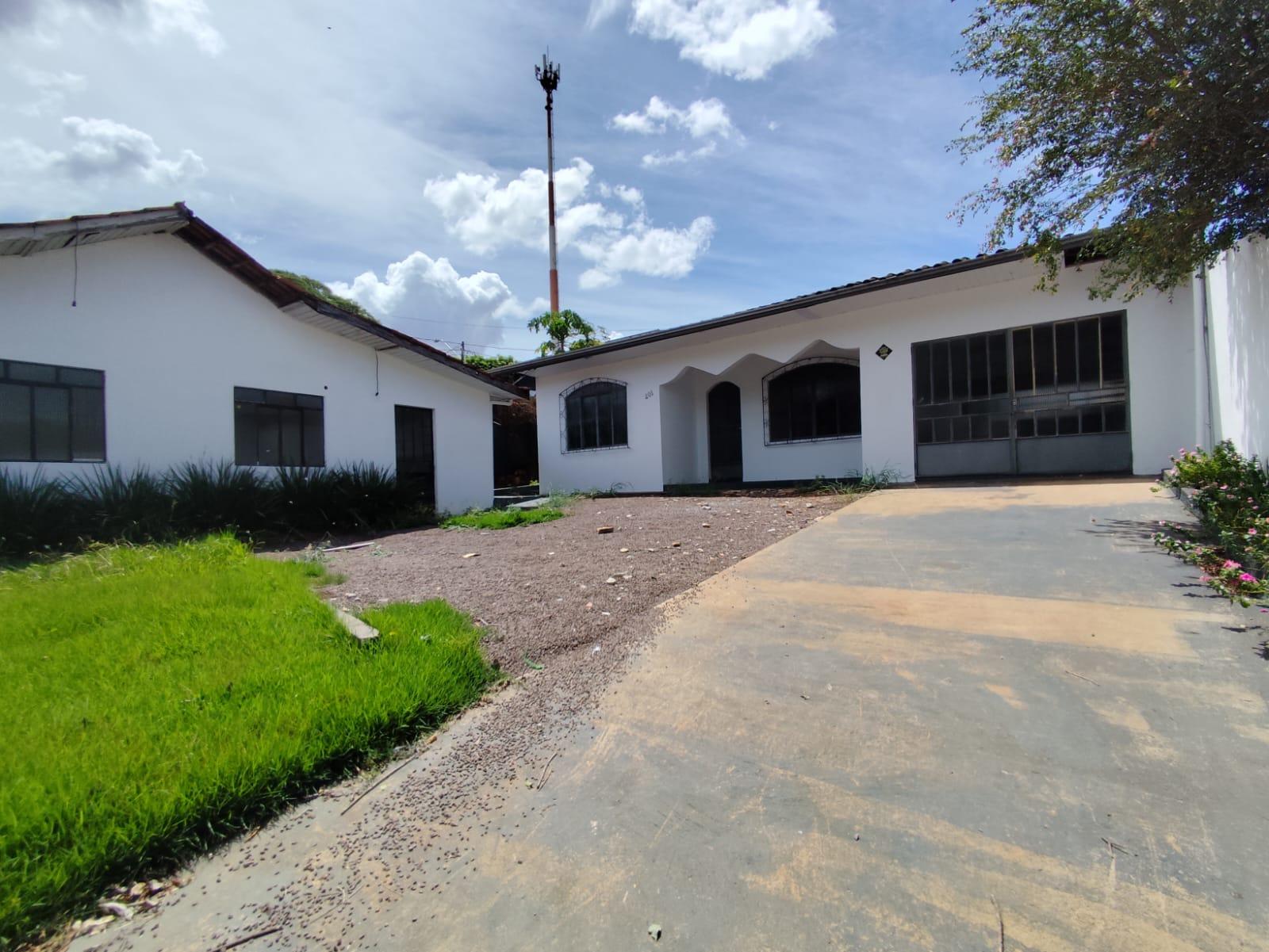 CASA COM PONTO COMERCIAL, EXCELENTE LOCALIZAÇÃO PARA FUTUROS E...