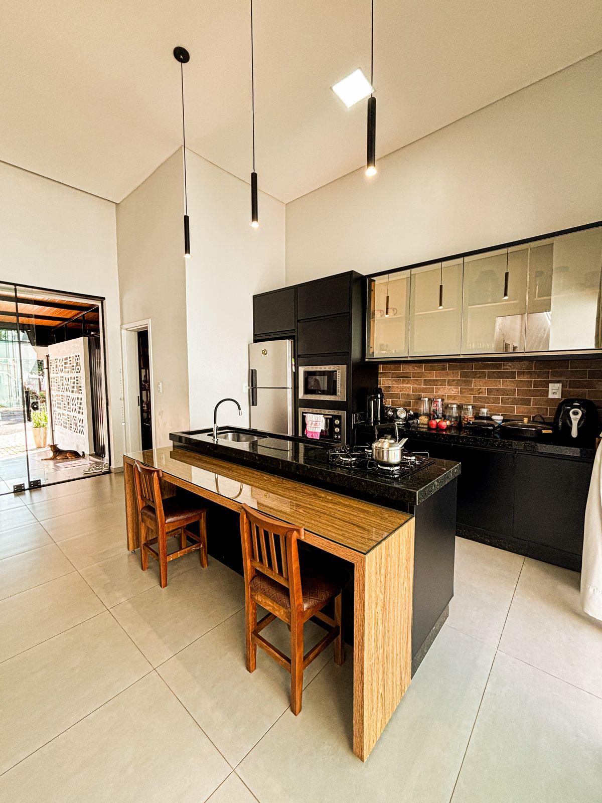 CASA SEMIMOBILIADA COM 03 QUARTOS À VENDA NA VILA INDUSTRIAL