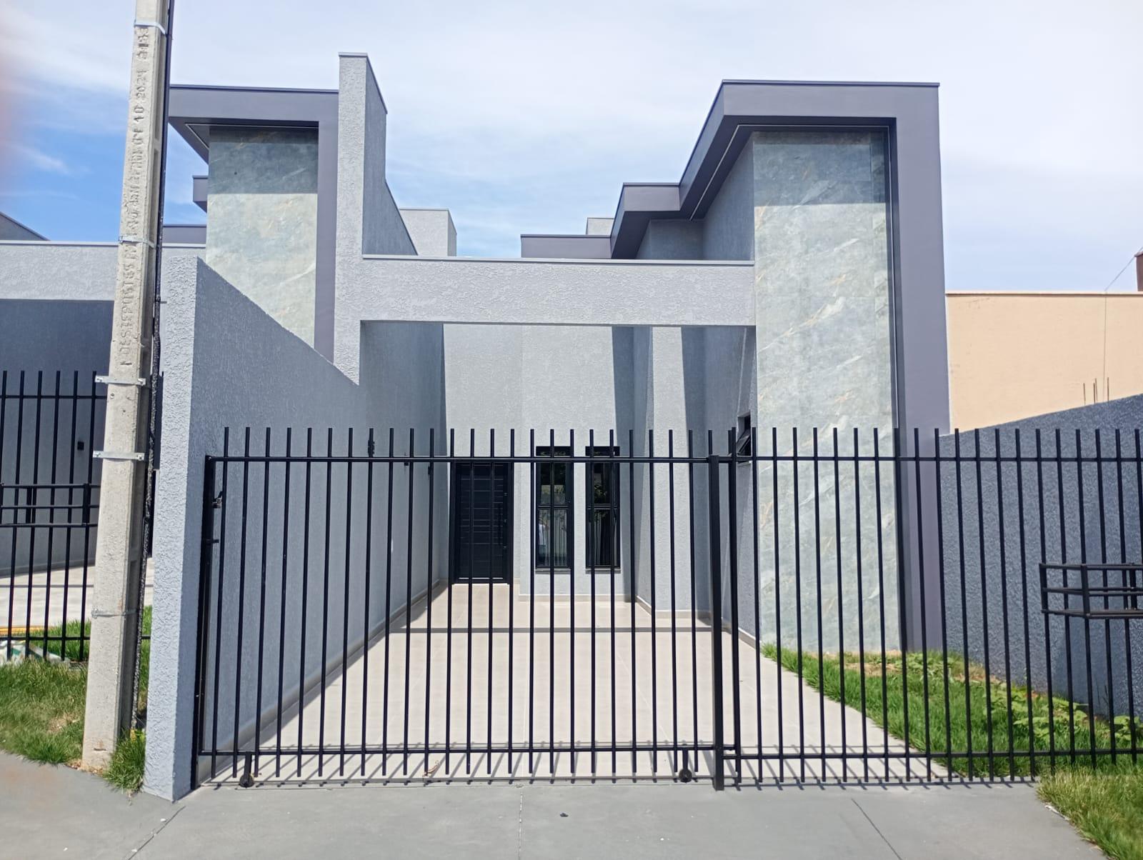 Linda Casa com Suíte, 2 Quartos, Pé Direito Alto, Sobra de Ter...