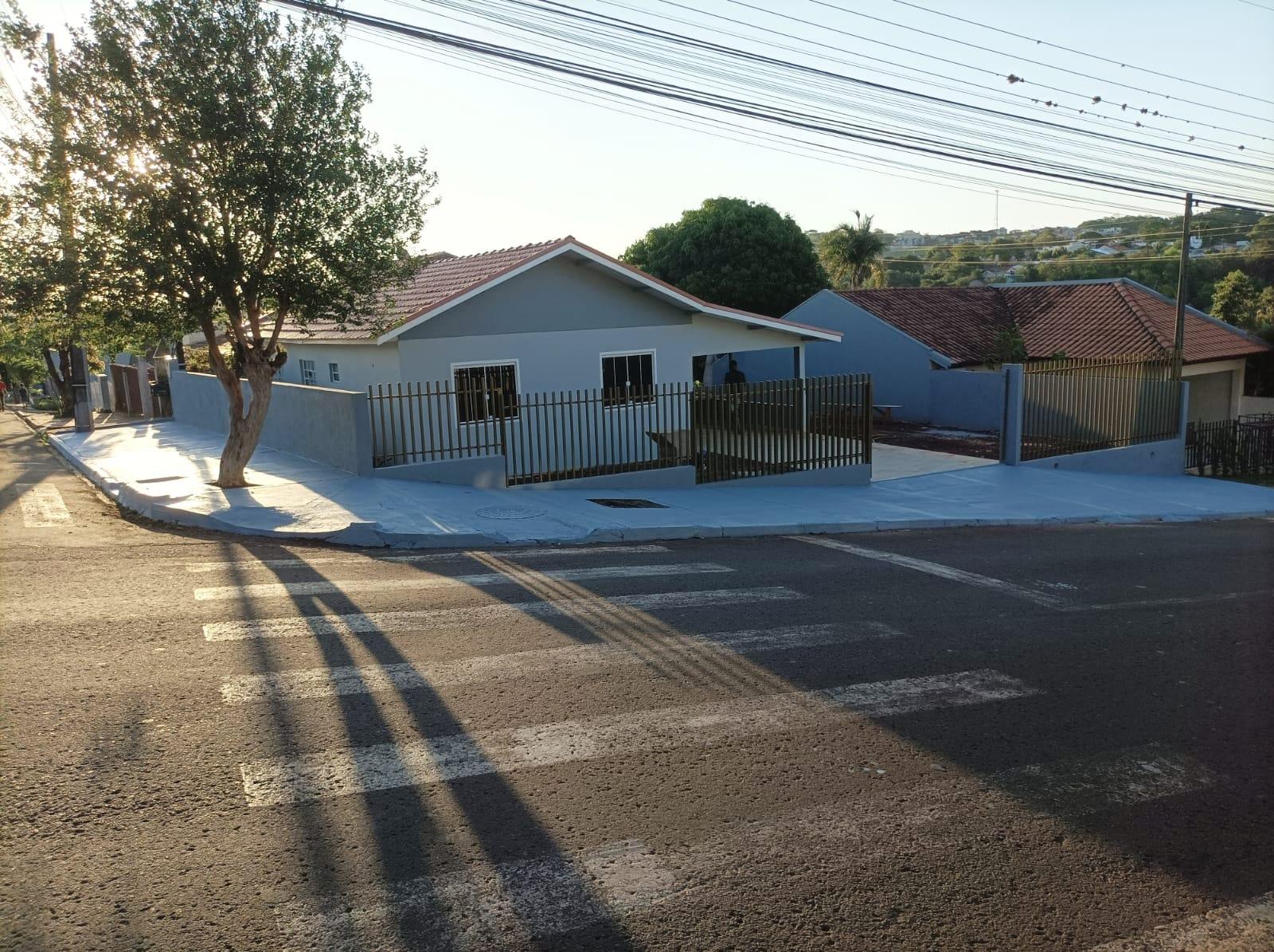 CASA DE ESQUINA COM EXCELENTE SOBRA DE TERRENO NO JARDIM BRESSAN