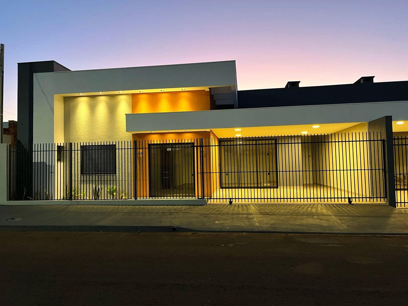 CASA COM ARQUEITETURA MODERNA NO JARDIM COOPAGRO, TOLEDO - PR