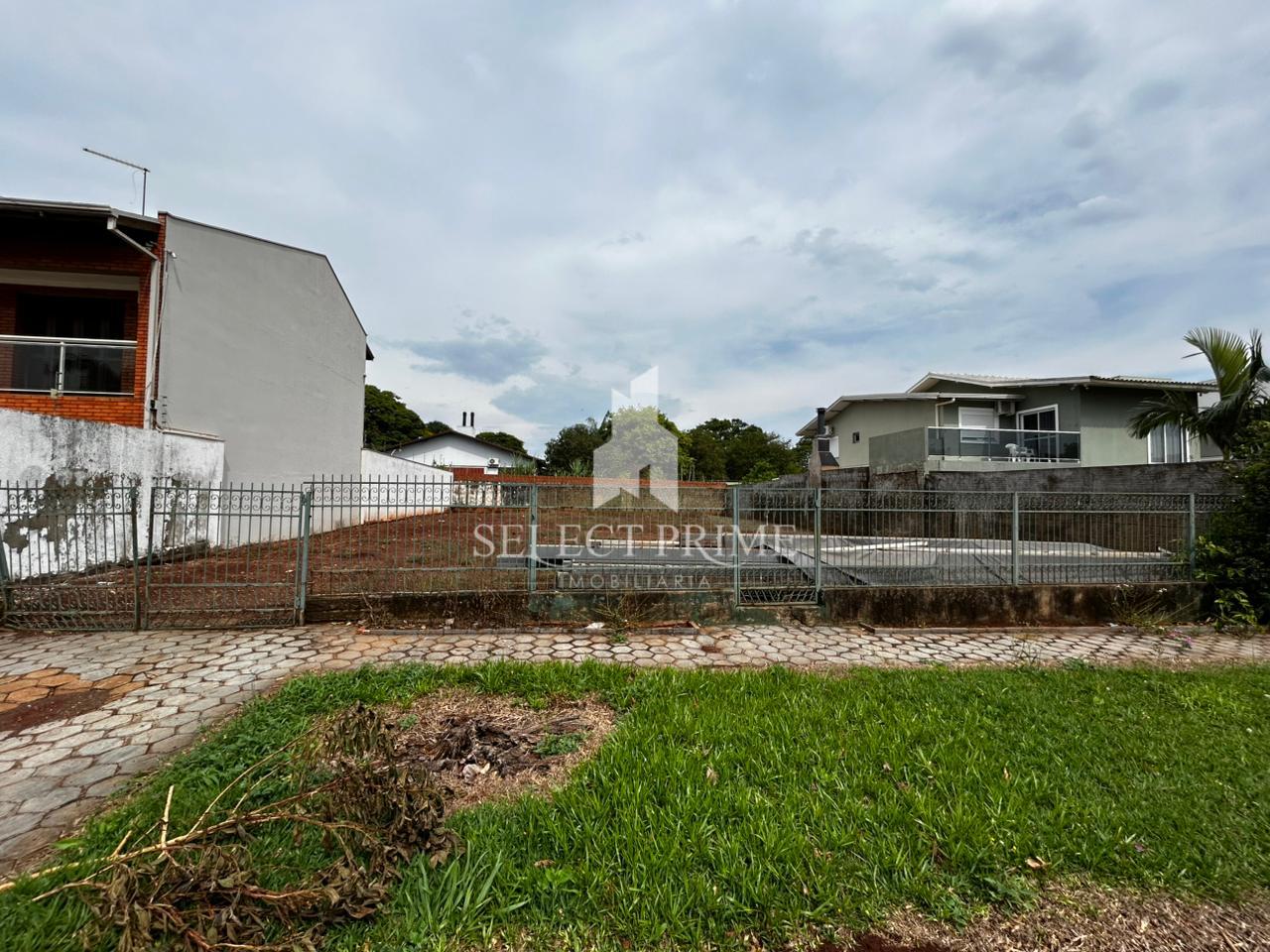 Terreno no Jardim La Salle, Apenas 4 Quadras do Lago em TOLEDO PR