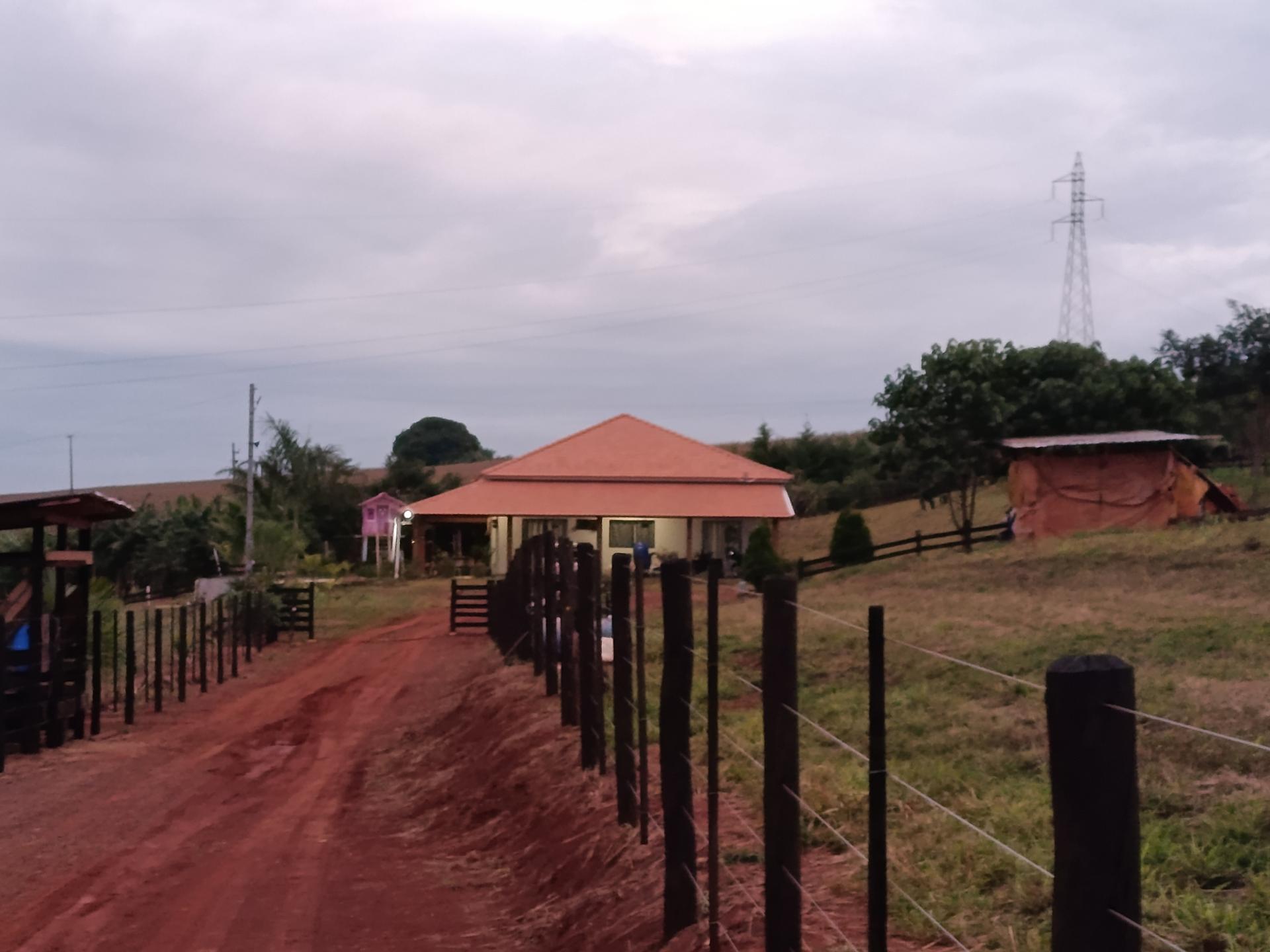 Linda Chácara de 20.000m  com Excelente Casa e Piscina próxima...