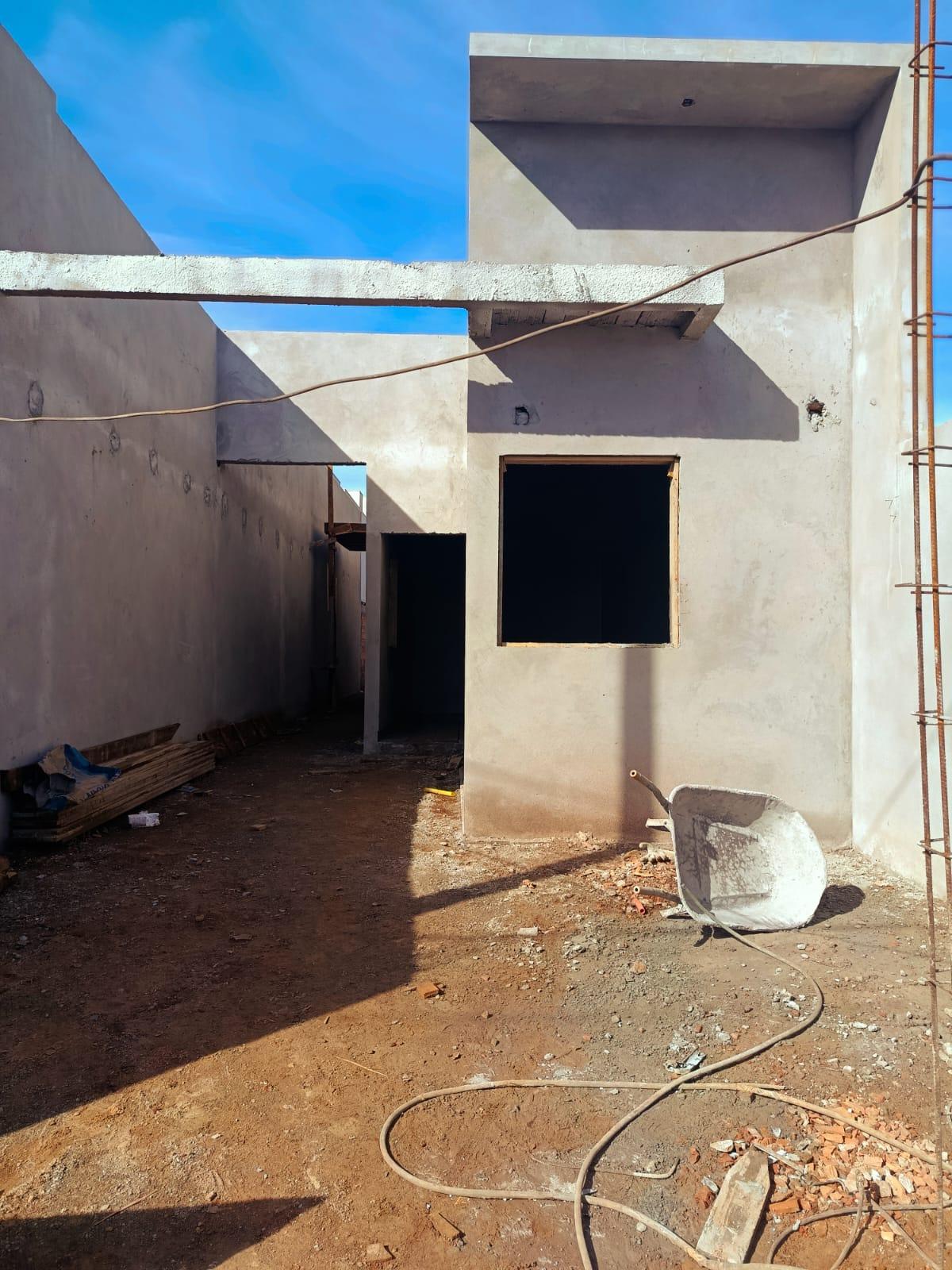 Casa com Sobra de Terreno e Passagem Lateral no Loteamento Lor...