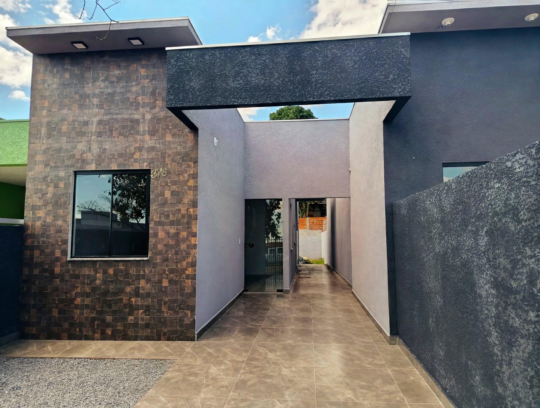 Linda Casa com Passagem Lateral de Sobra de Terreno Bem Locali...