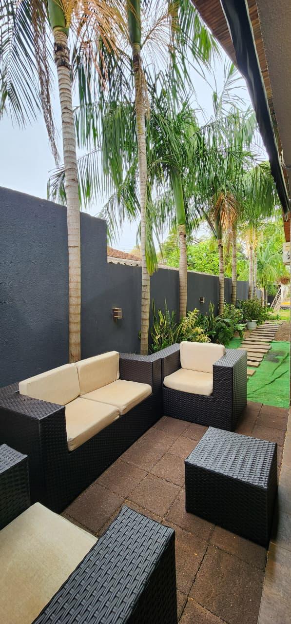 Casa sozinha no terreno, com piscina ? venda na Vila Industrial.