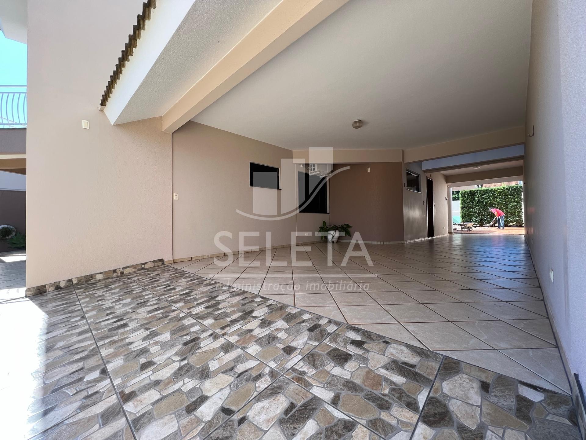 AMPLO SOBRADO COM PISCINA E SOBRA DE TERRENO