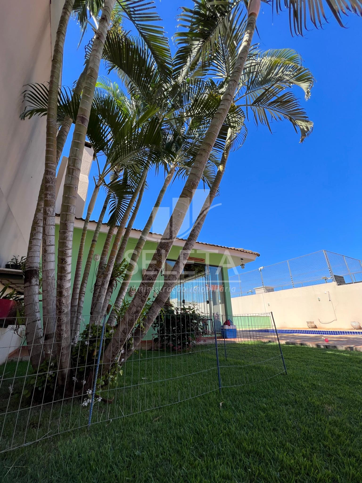 AMPLO SOBRADO COM PISCINA E SOBRA DE TERRENO