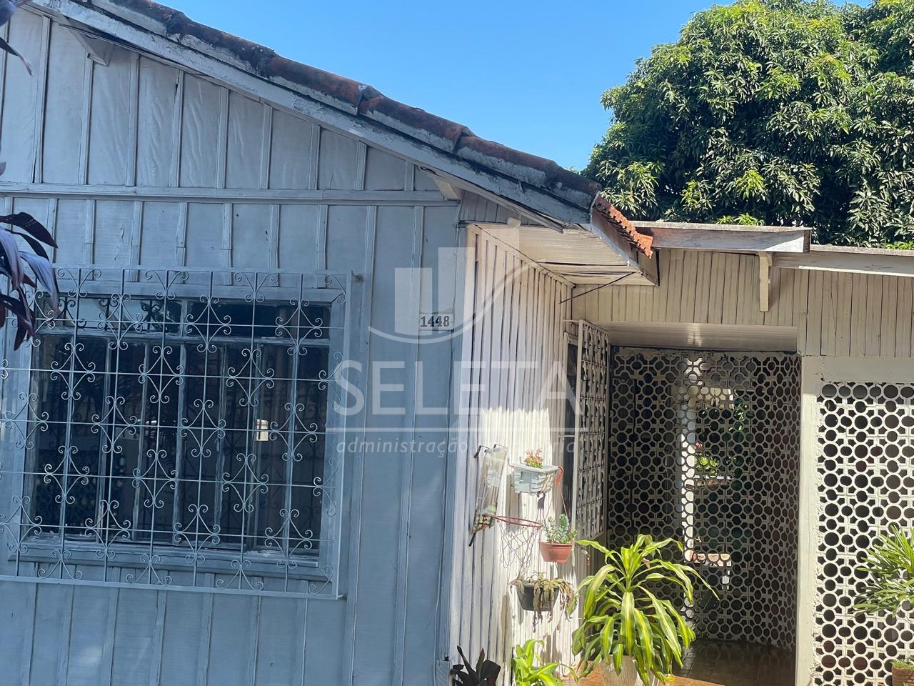 Casa à venda, bem localizada, atrás da Igreja São João Batista...