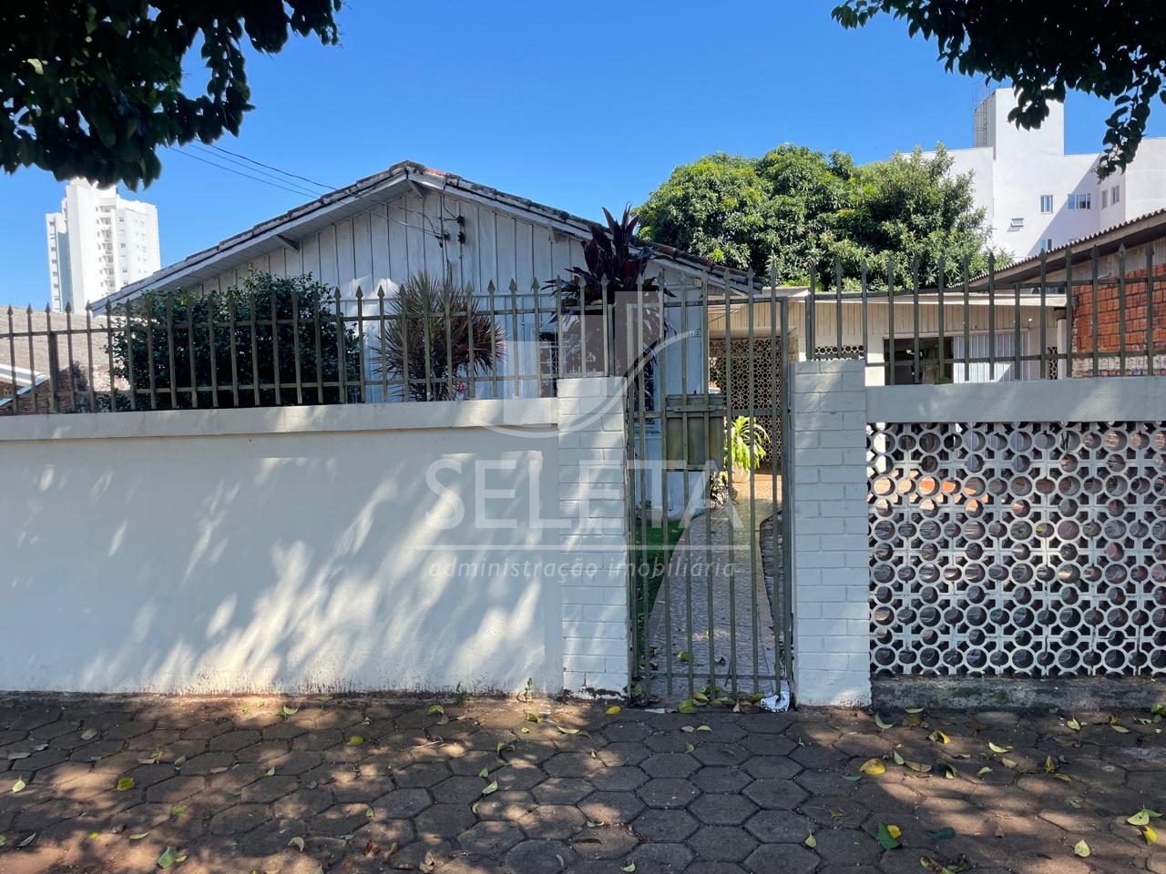 Casa à venda, bem localizada, atrás da Igreja São João Batista...
