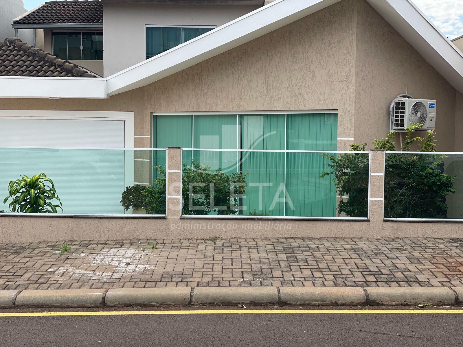 Casa à venda,  com 325m2, bem localizada, uma quadra da Avenid...
