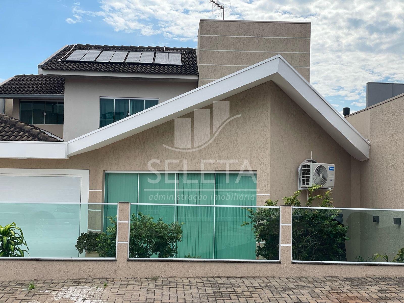 Casa à venda,  com 325m2, bem localizada, uma quadra da Avenid...