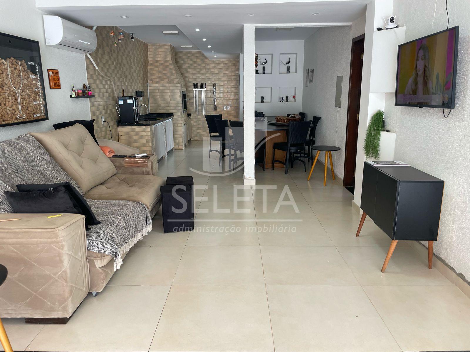 Casa à venda,  com 325m2, bem localizada, uma quadra da Avenid...