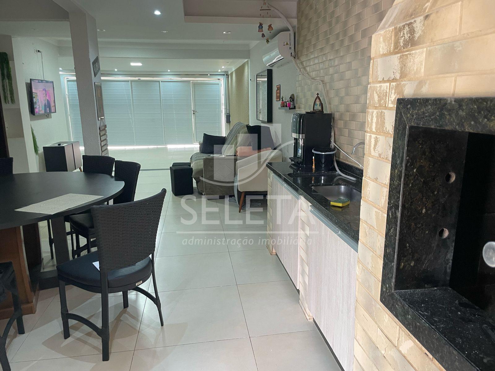 Casa à venda,  com 325m2, bem localizada, uma quadra da Avenid...