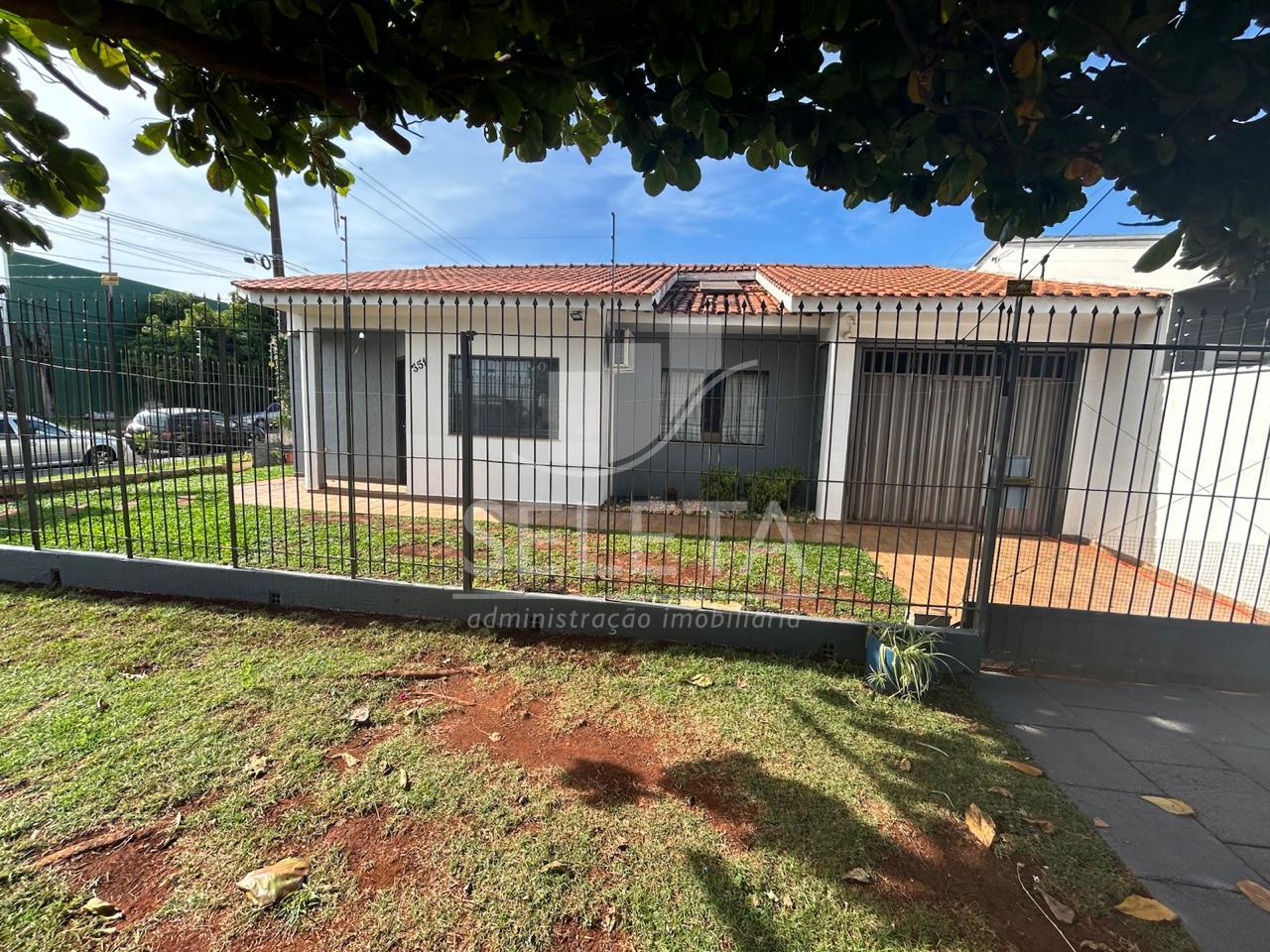 Casa à venda há poucas quadras da Av. Brasil, no bairro Pacaem...