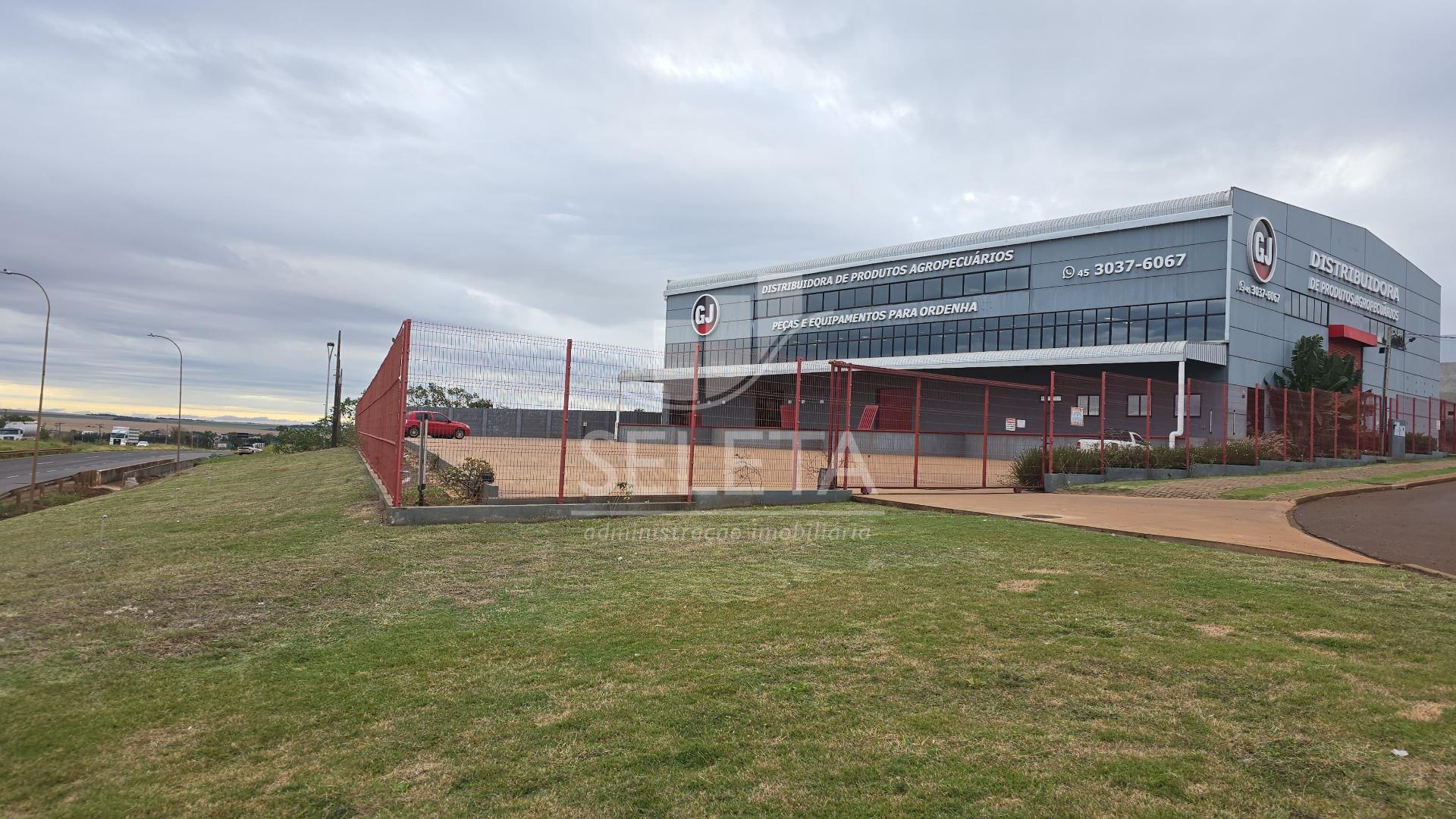 Barracão Industrial na BR- 467  1.980m  úteis  Pé direito 12m ...