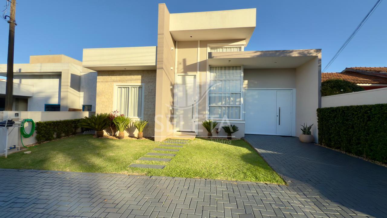 Casa térrea à venda em condomínio fechado.