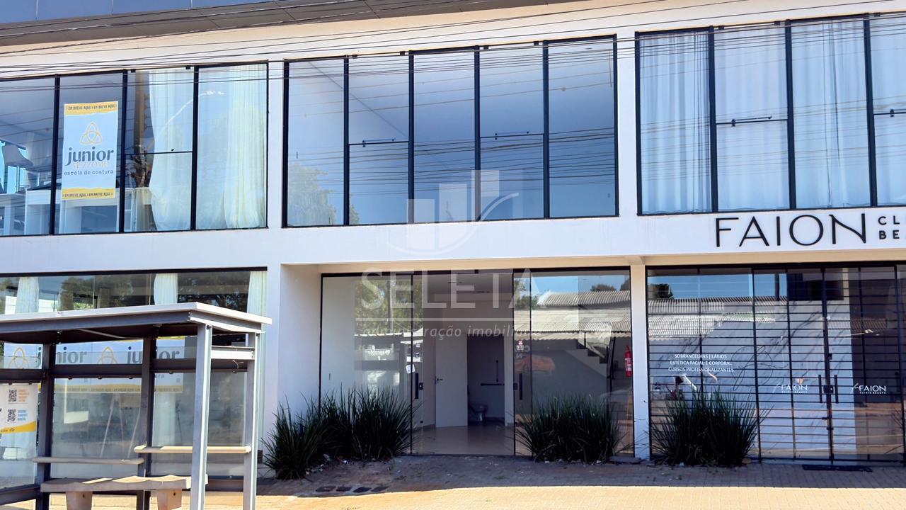 Sala comercial sub-esquina com mezanino à venda.