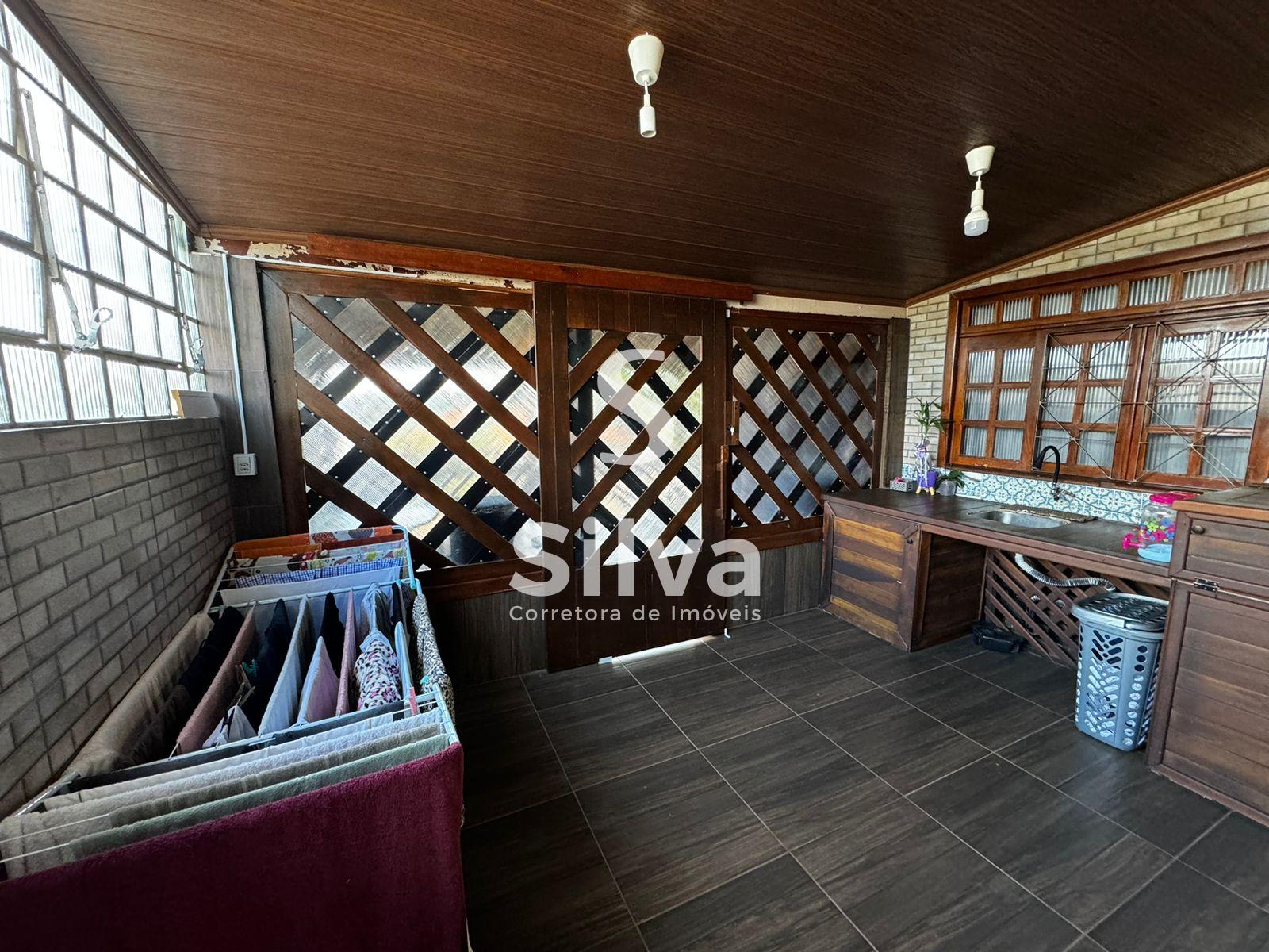 Casa a venda localizada no Bairro So Francisco de Assis, Dois Vizinhos-PR.