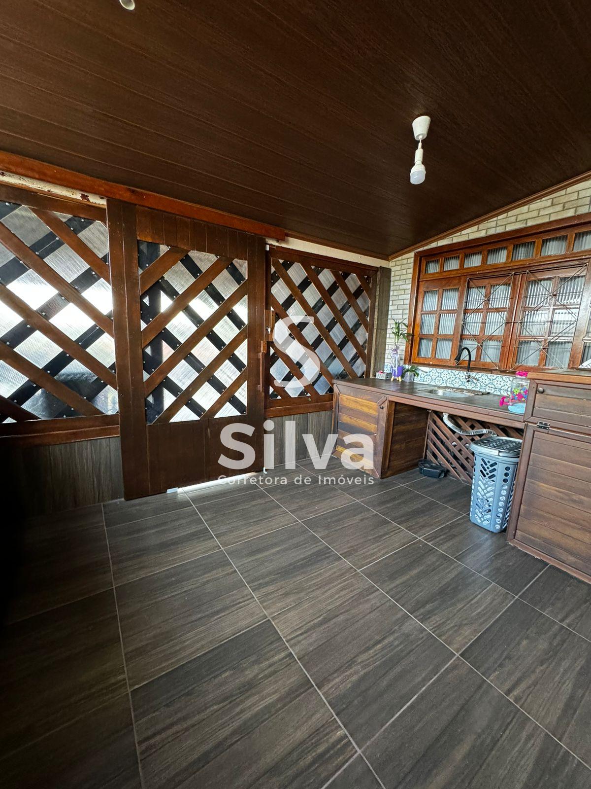 Casa a venda localizada no Bairro So Francisco de Assis, Dois Vizinhos-PR.