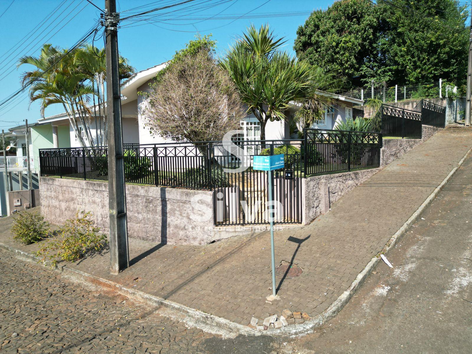Casa a venda localizada no Centro Norte, Dois Vizinhos-PR.