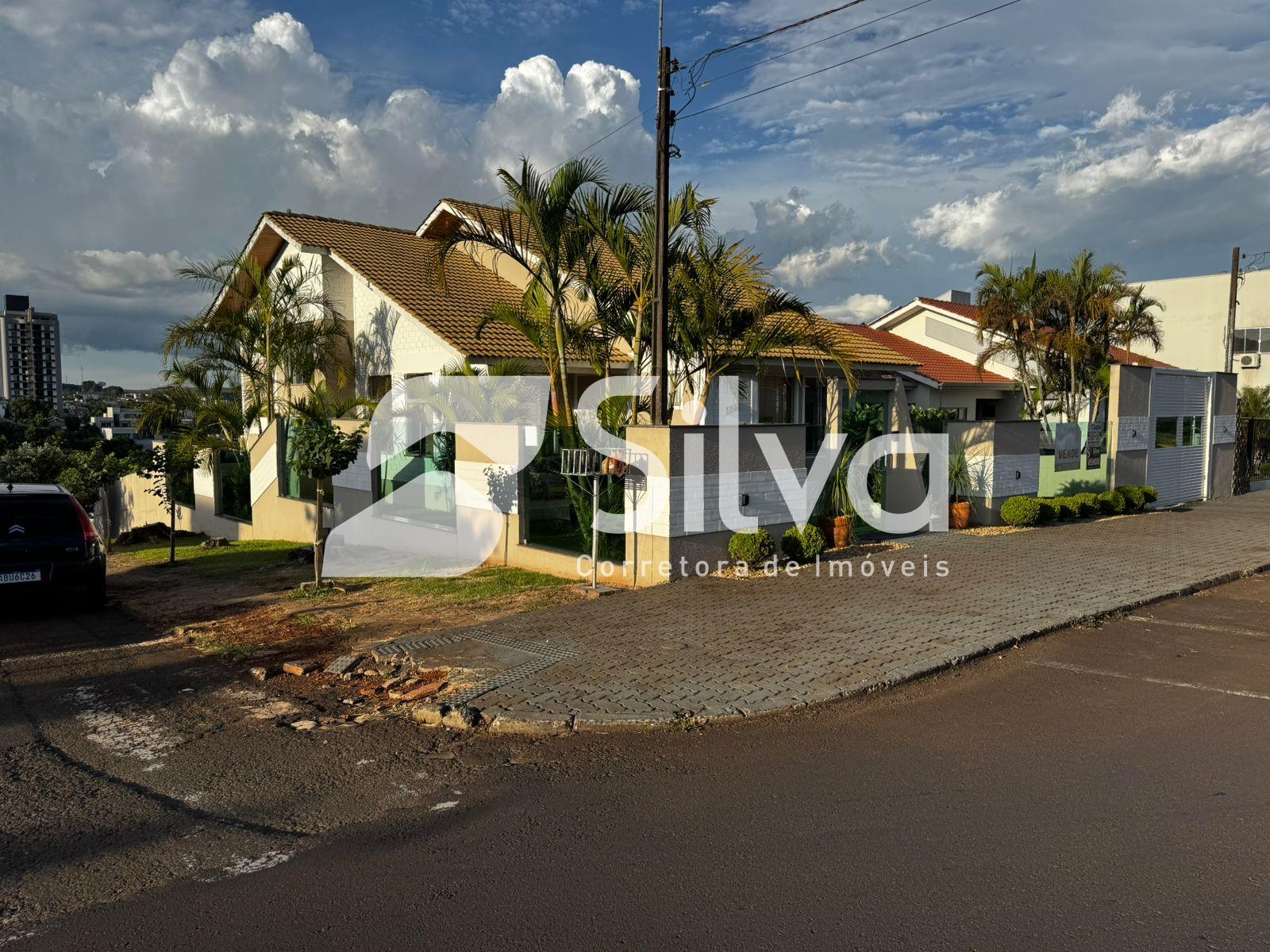 Casa a venda localizada no Centro, Dois Vizinhos-PR.