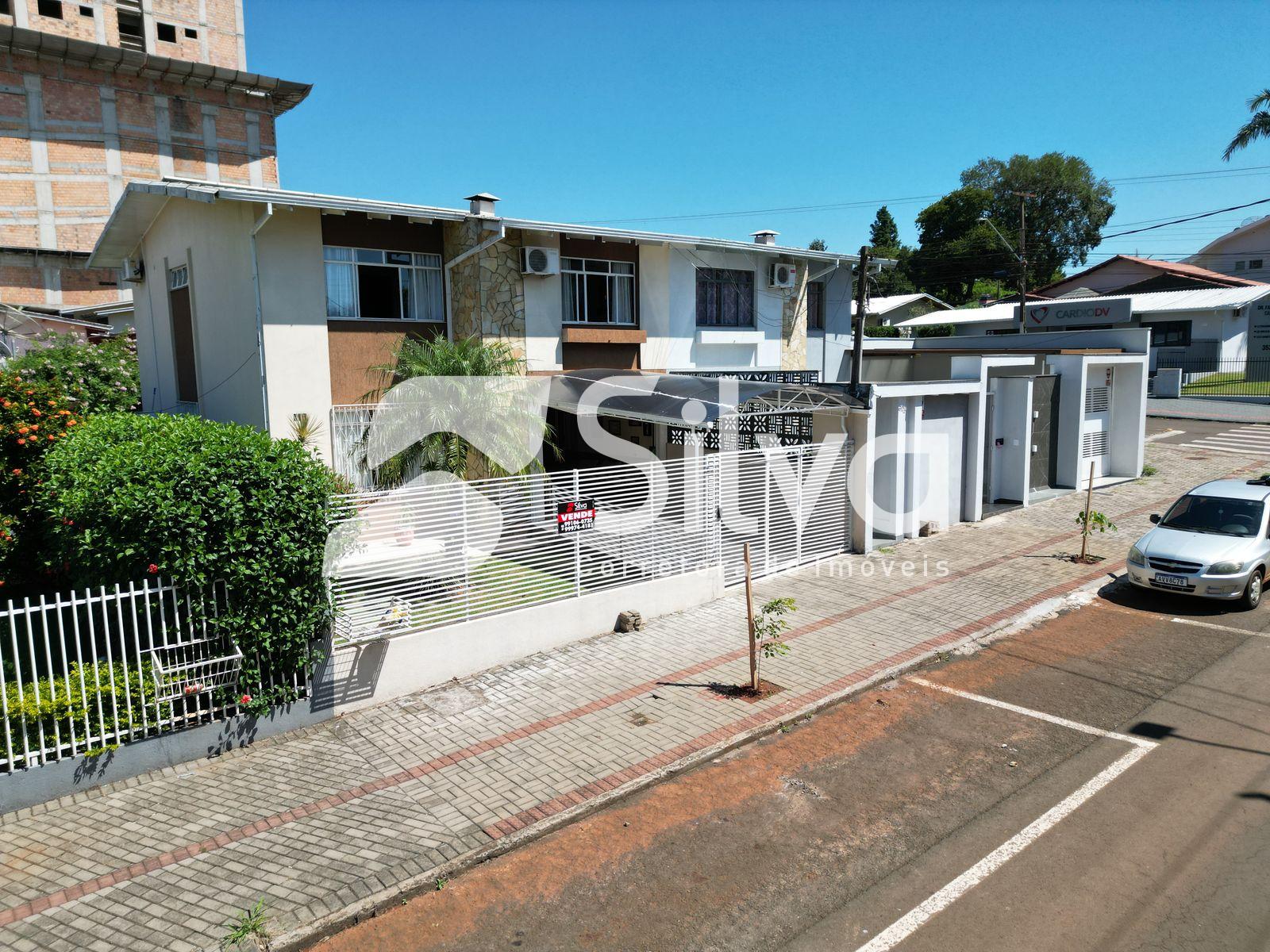 Sobrado a venda localizado no Centro, Dois Vizinhos-PR.