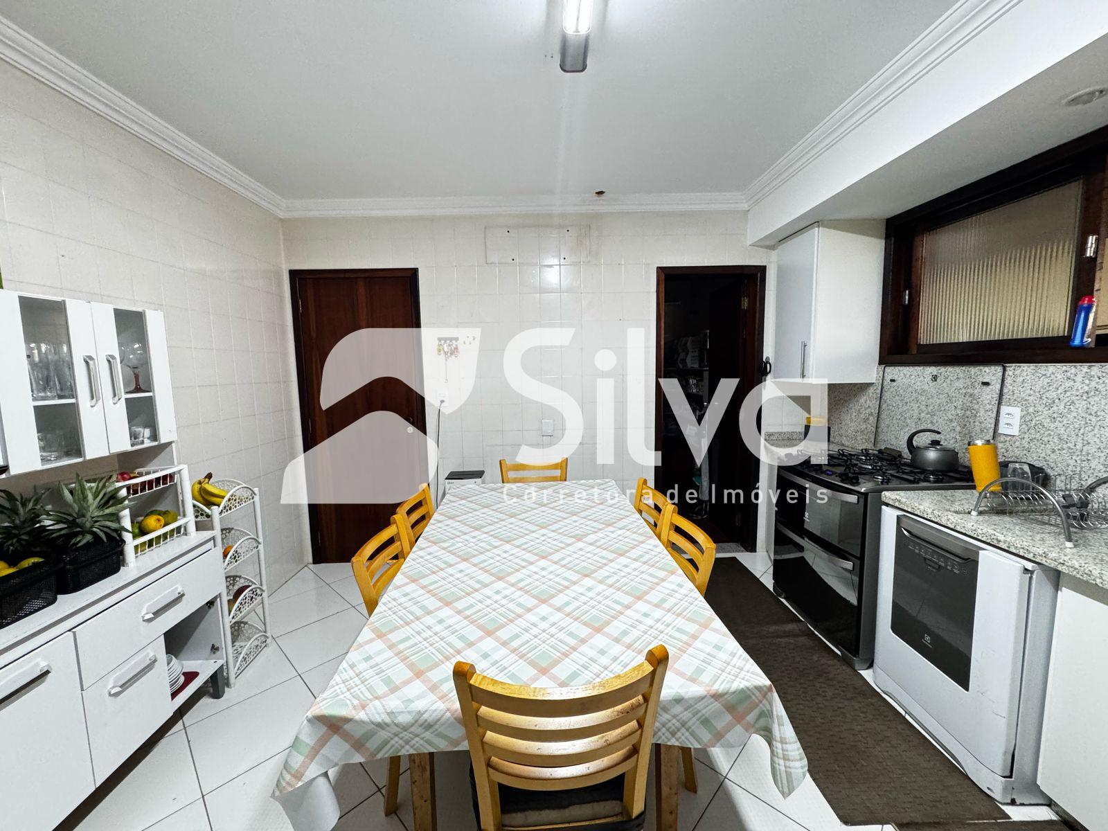 Casa a venda localizada no Centro, Dois Vizinhos-PR.