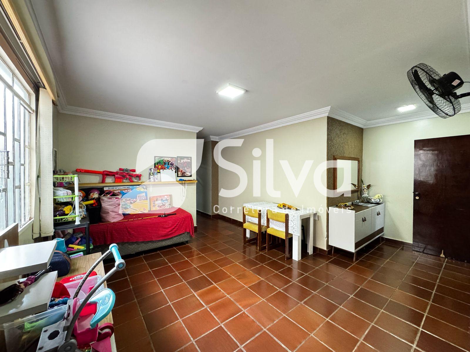 Casa a venda localizada no Centro, Dois Vizinhos-PR.