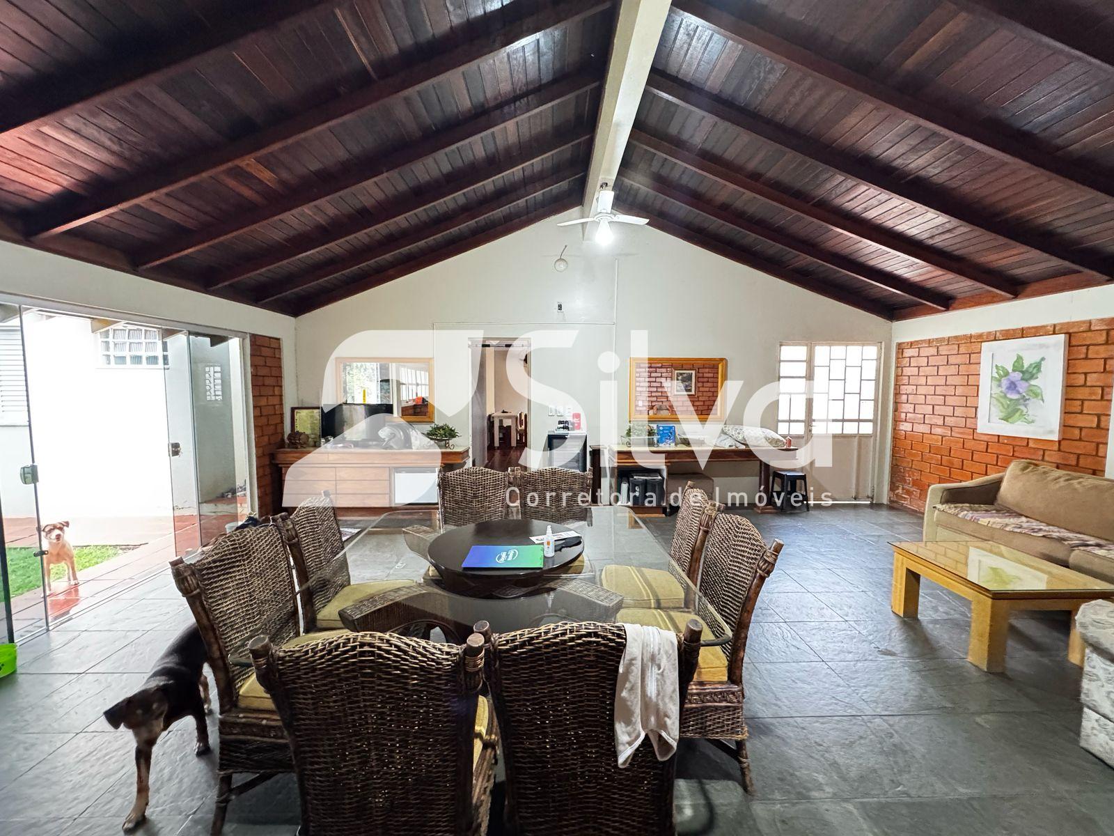 Casa a venda localizada no Centro, Dois Vizinhos-PR.