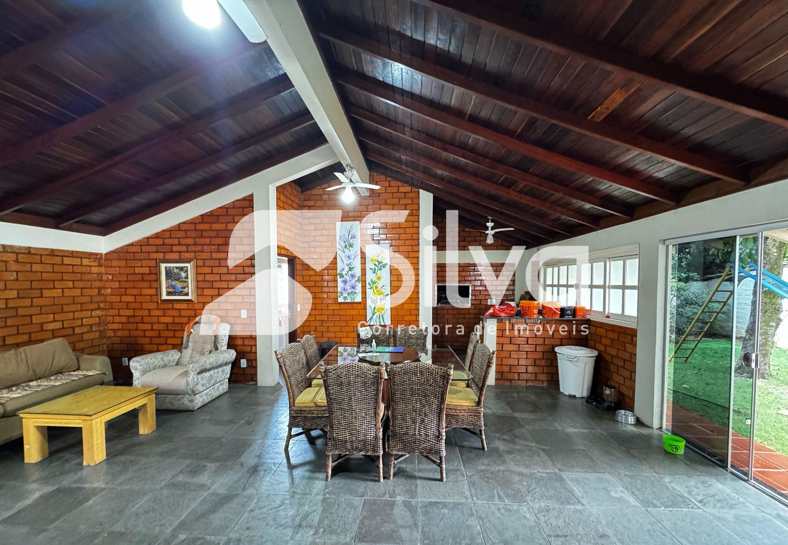 Casa a venda localizada no Centro, Dois Vizinhos-PR.