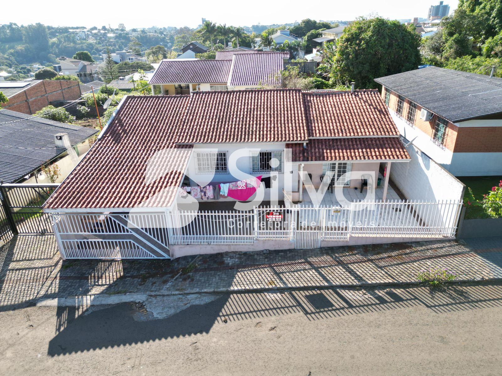 Casa a venda localizada no Bairro So Francisco de Assis, Dois Vizinhos-PR.