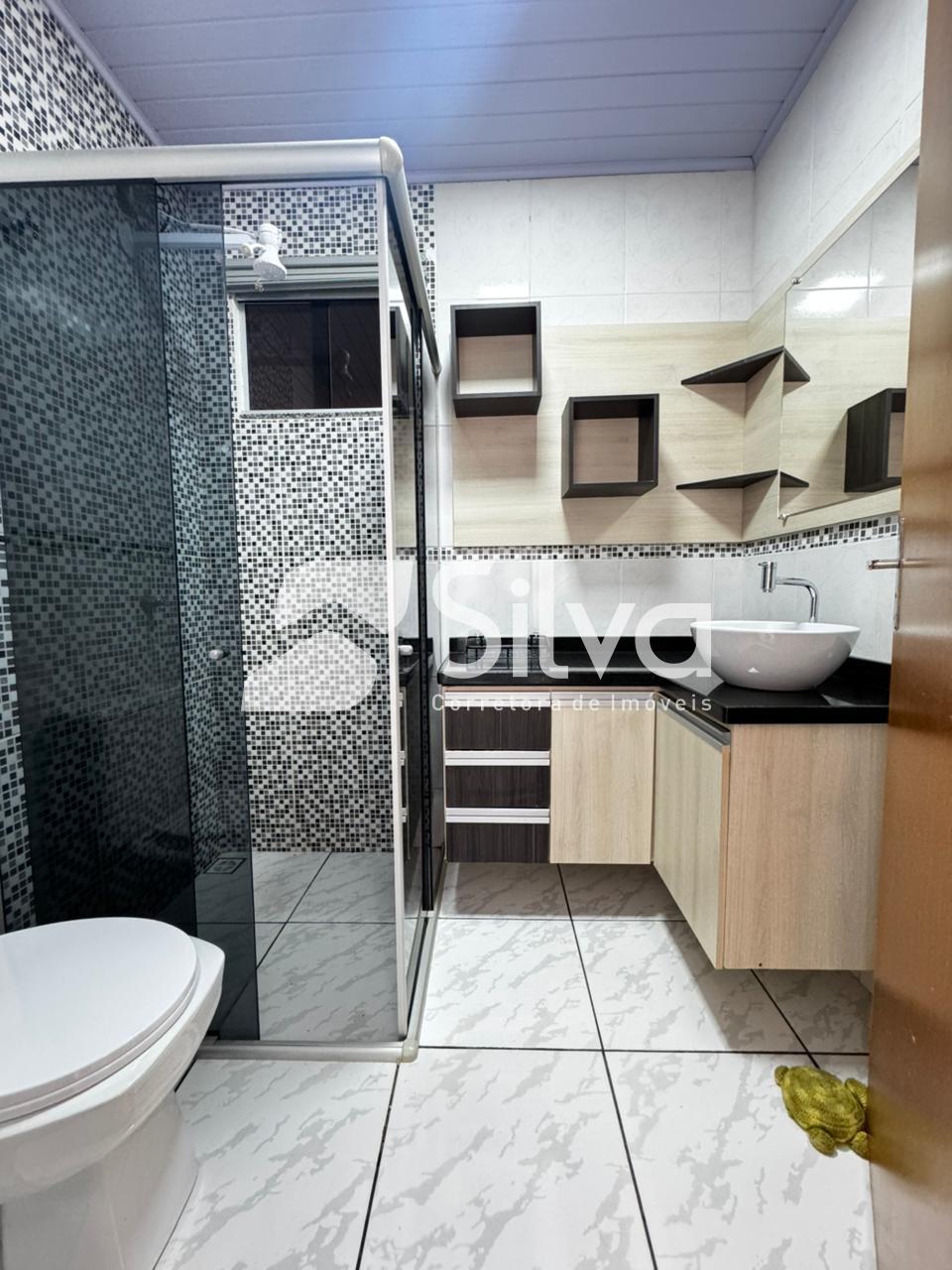 Casa a venda localizada no Loteamento Jardim Universitrio, Dois Vizinhos-PR.