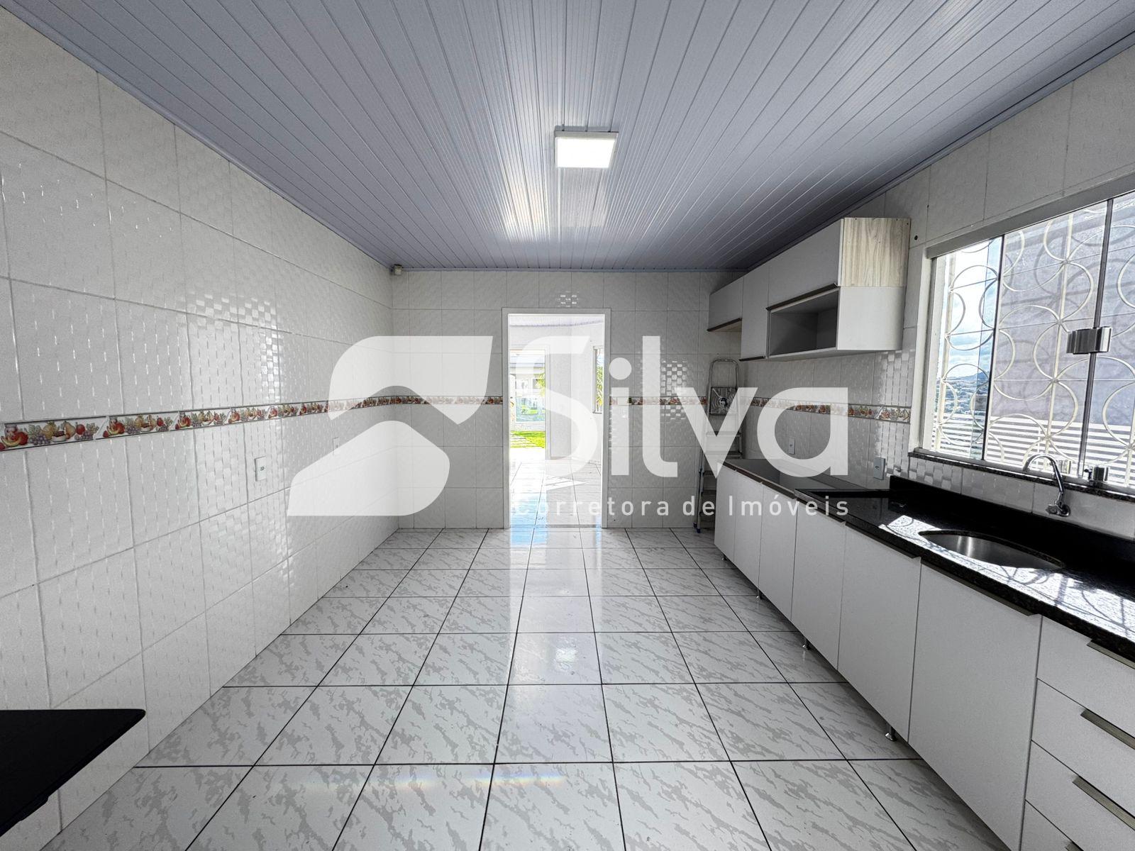 Casa a venda localizada no Loteamento Jardim Universitrio, Dois Vizinhos-PR.