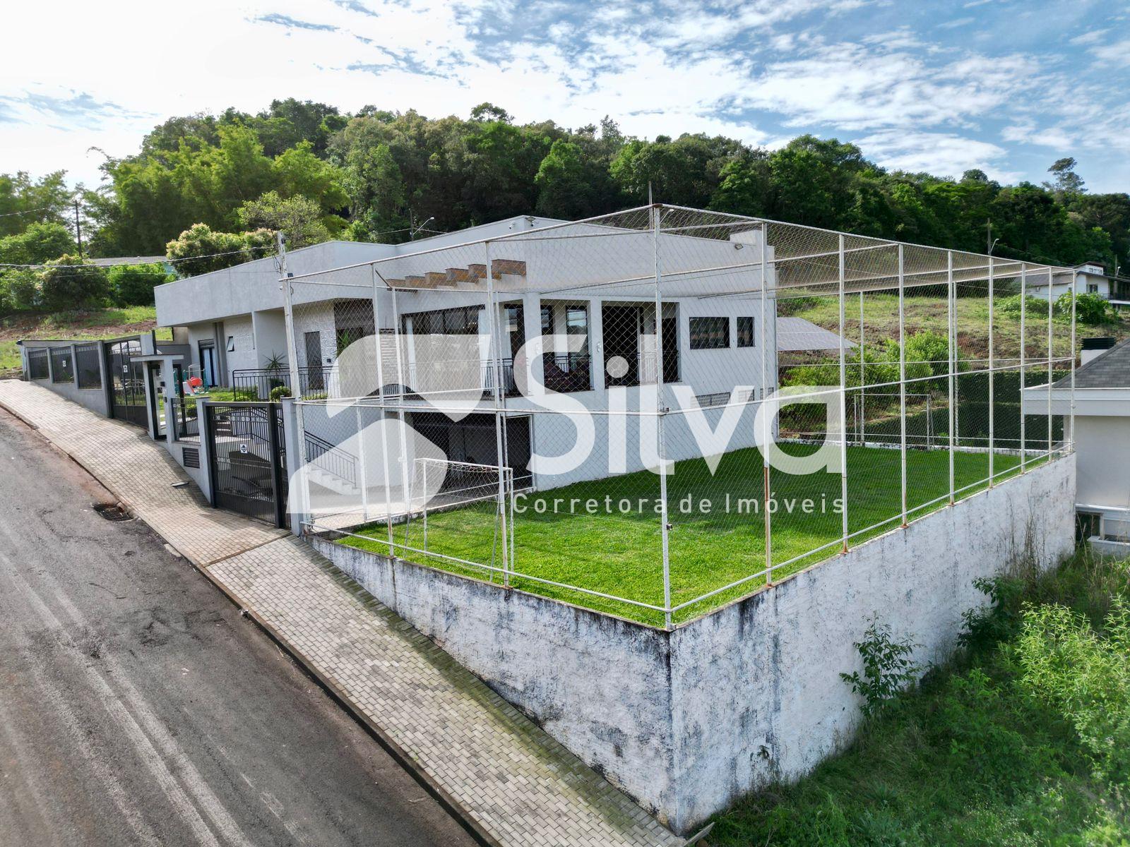 Casa a venda localizada no Loteamento Alto da Zacarias, Dois Vizinhos-PR.