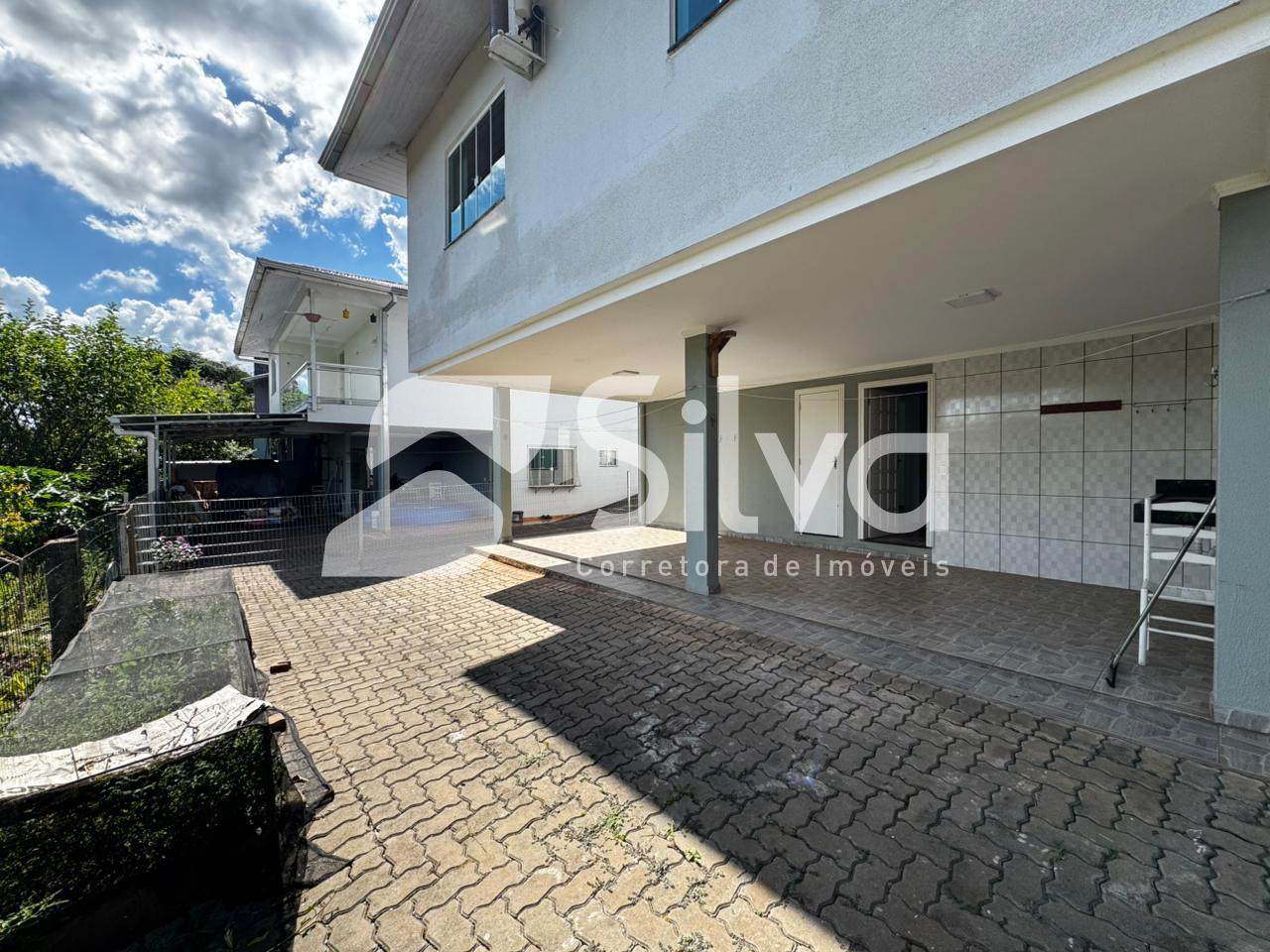 Sobrado a venda localizado no Loteamento Panisson, Dois Vizinhos-PR.