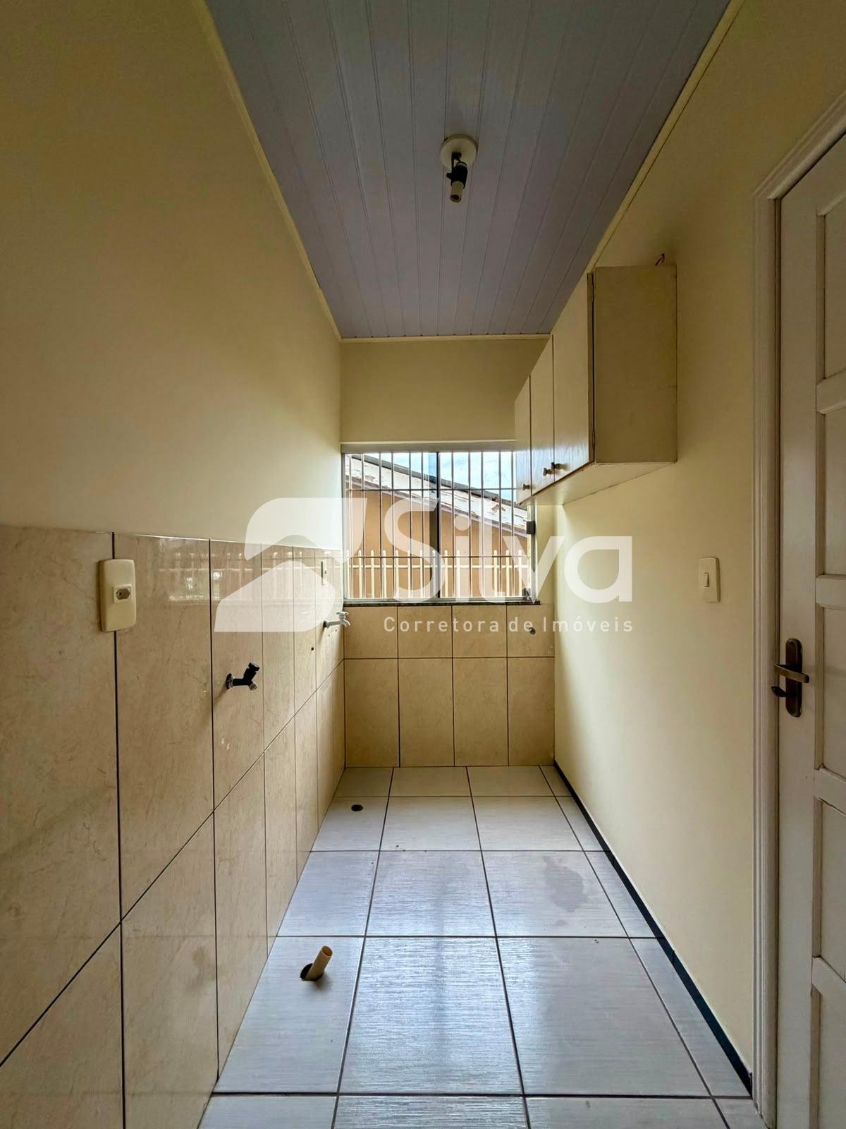 Casa para locao com 03 dormitrios - Bairro Margarida Galvan.
