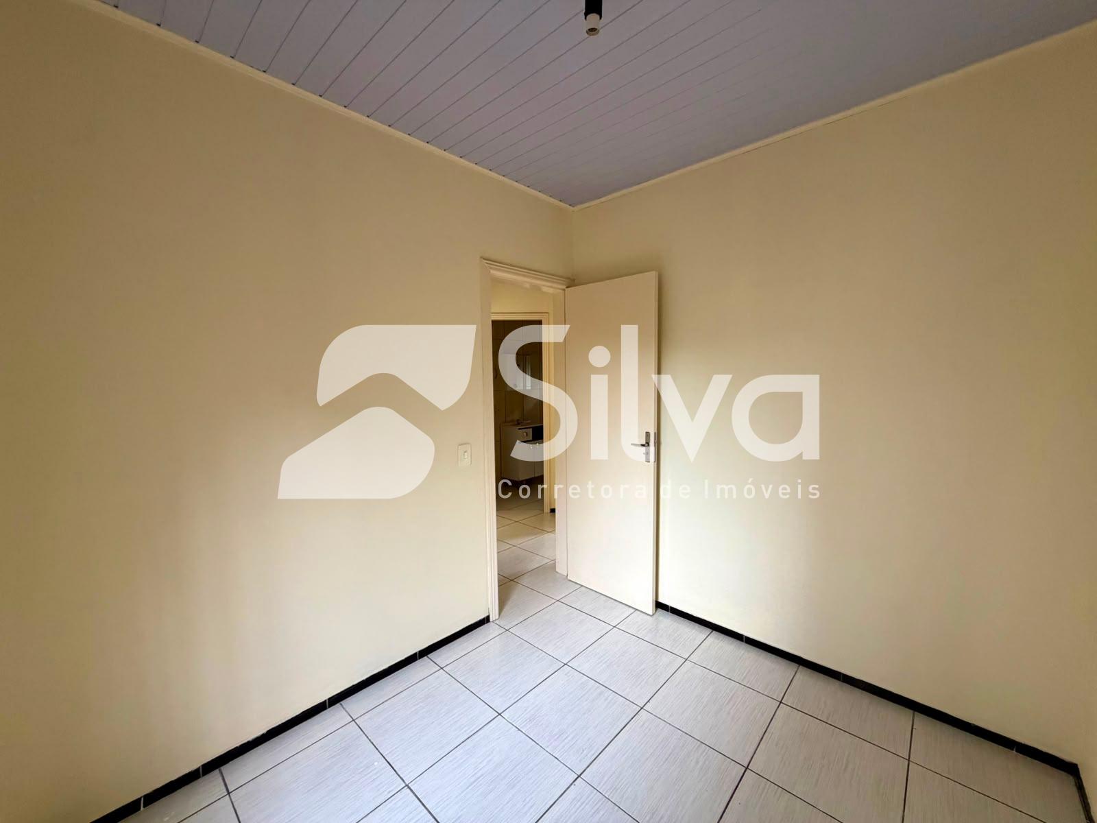 Casa para locao com 03 dormitrios - Bairro Margarida Galvan.