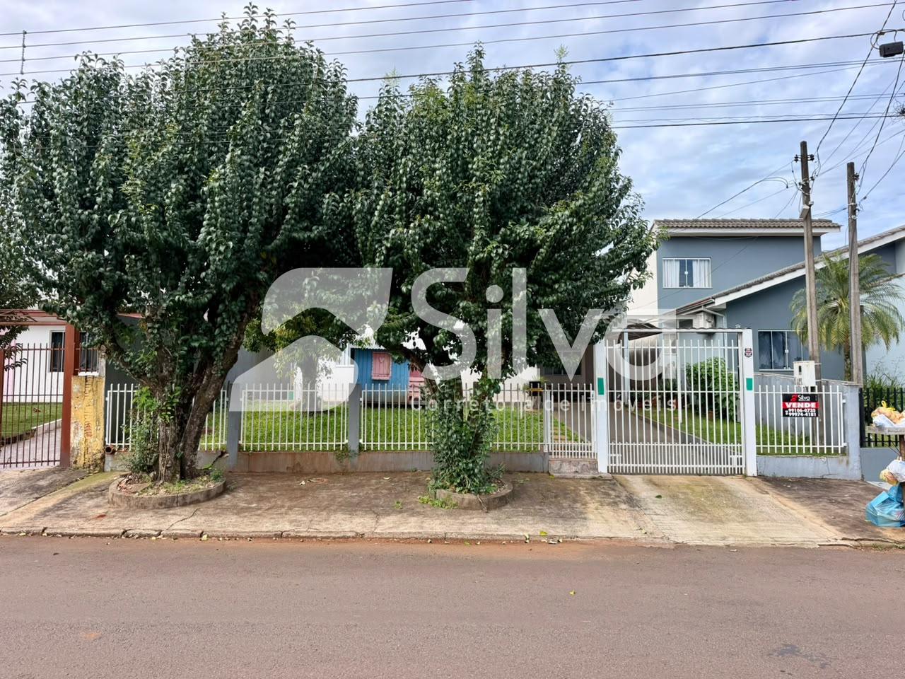 Casa à venda localizada no Bairro das Torres, Dois Vizinhos-PR.