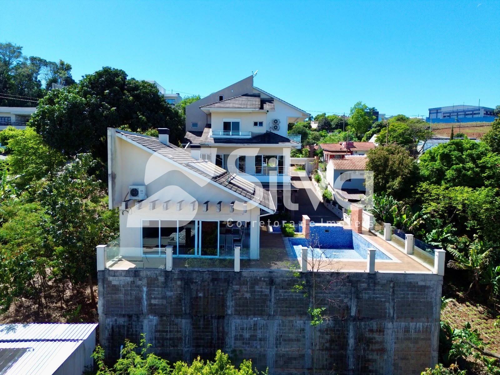 Triplex a venda localizado no Bairro das Torres, Dois Vizinhos...