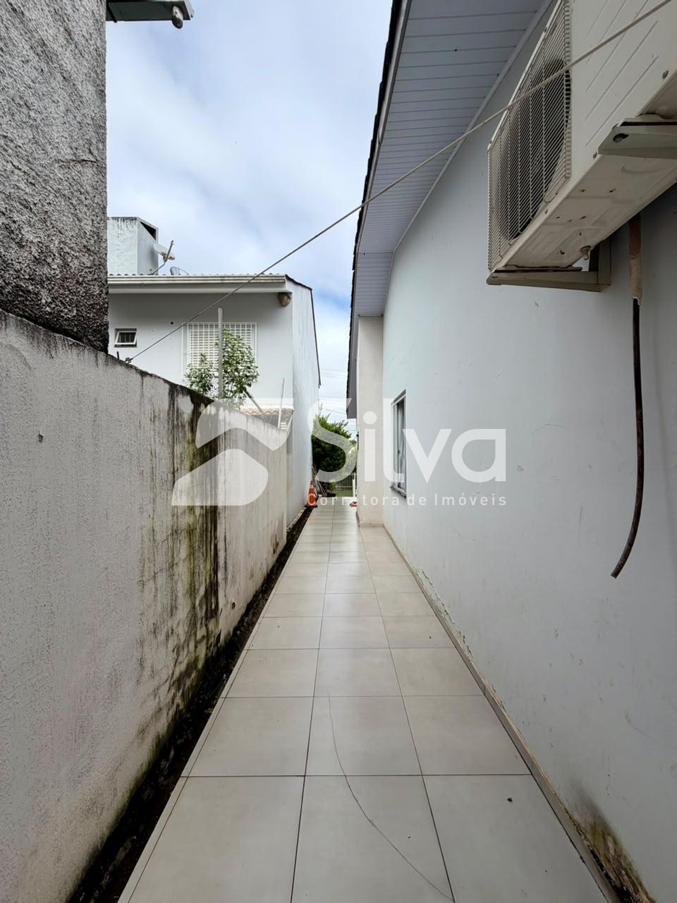 Casa à venda localizada no Bairro das Torres, Dois Vizinhos-PR.