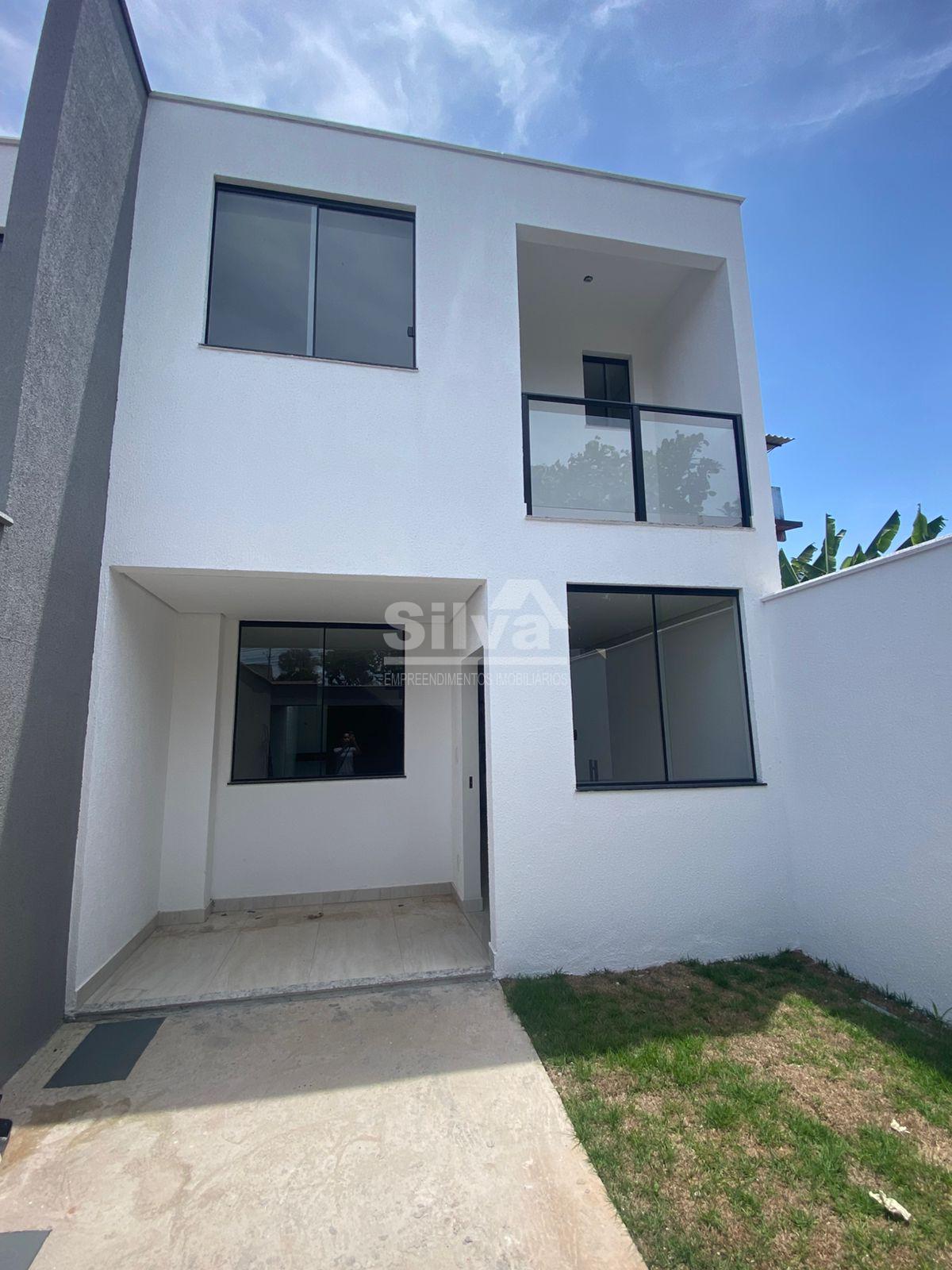 Casa Duplex com 3 Quartos, Suíte, Quintal e Garagem para 2 Car...