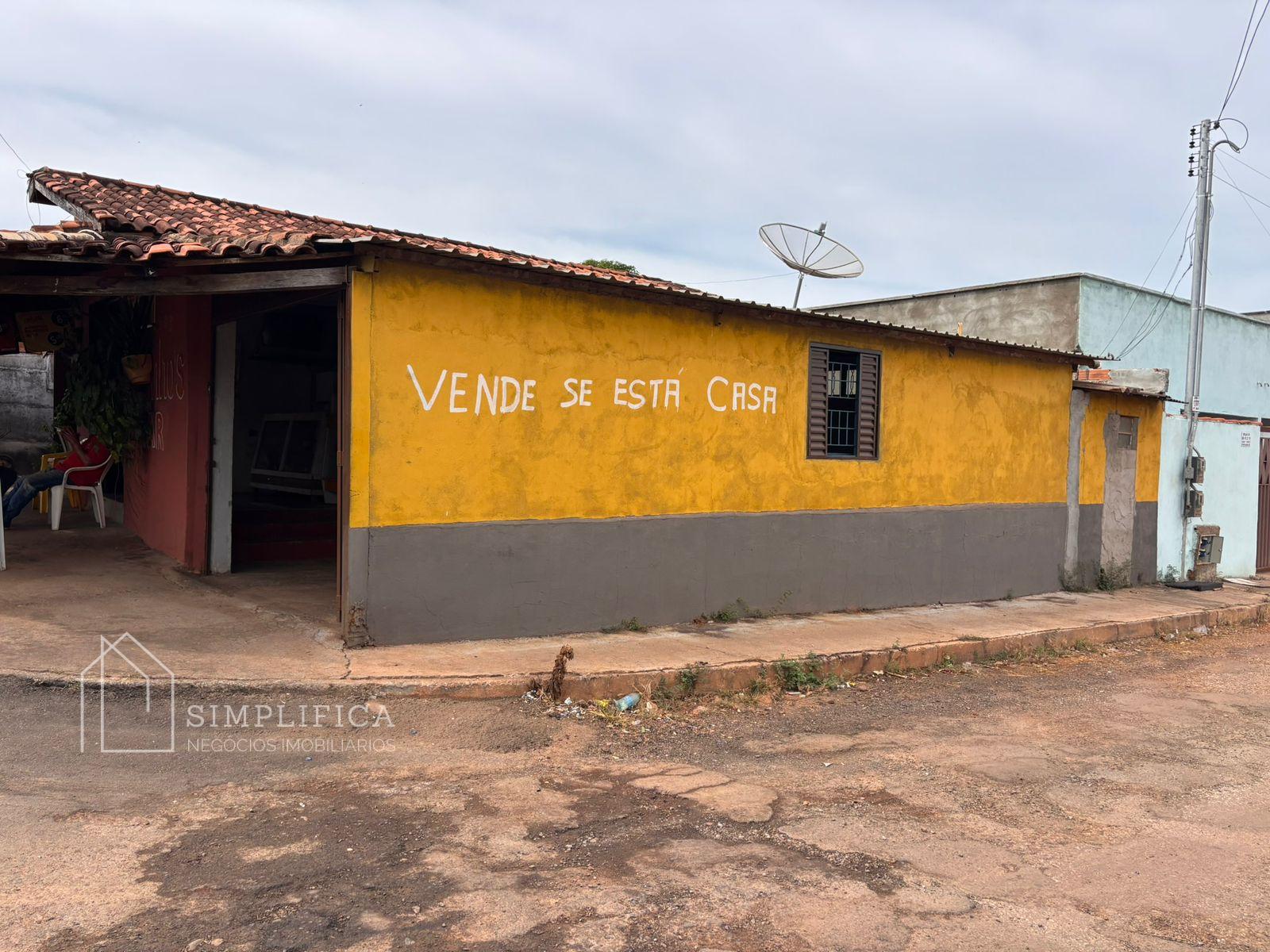 CASA DE ESQUINA ? VENDA EM PONTALINA COM SALA COMERCIAL E SU?TE